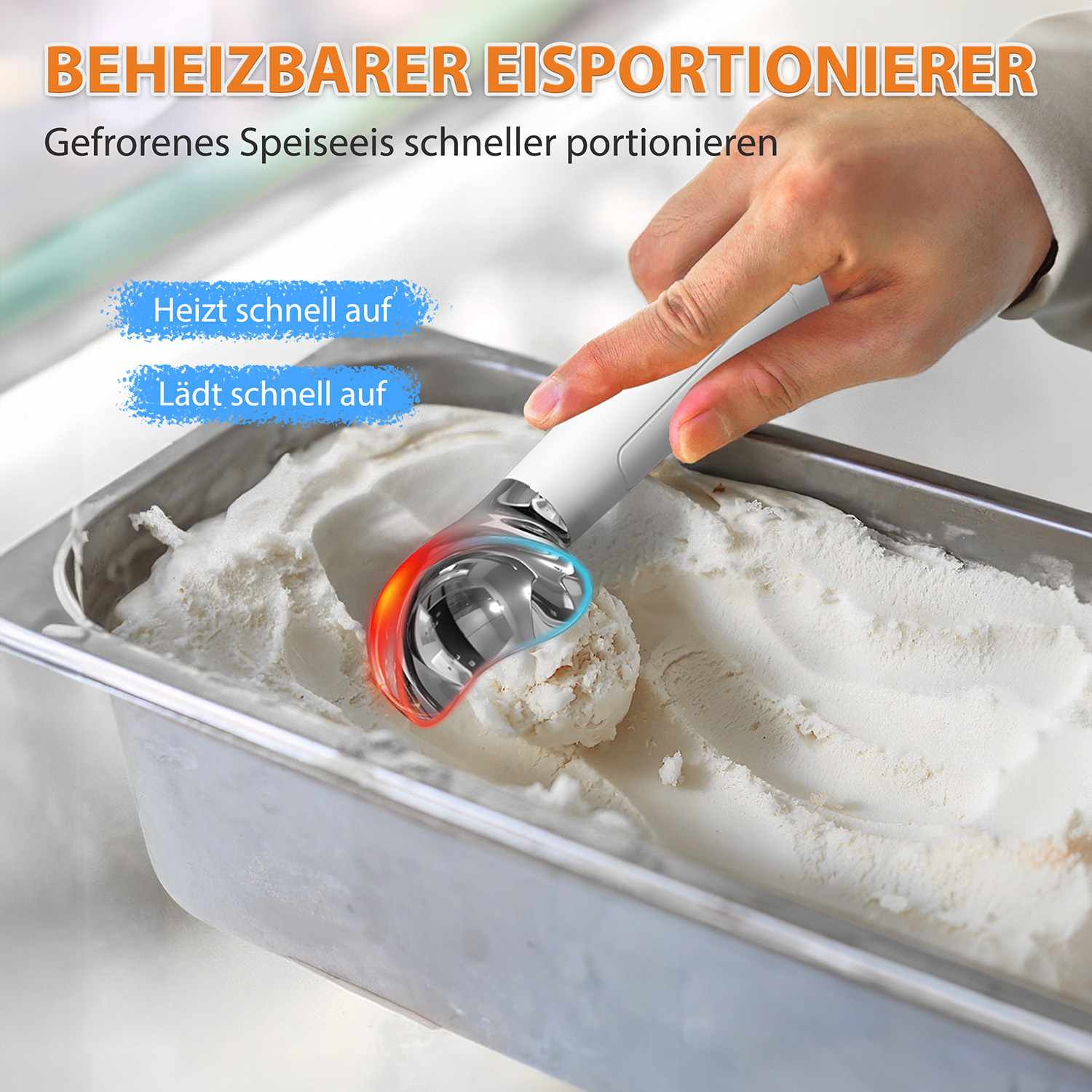 Eine Hand schöpft Eis mit einem Eisportionierer. Der Löffel ist an der Spitze rot. Text auf Deutsch.