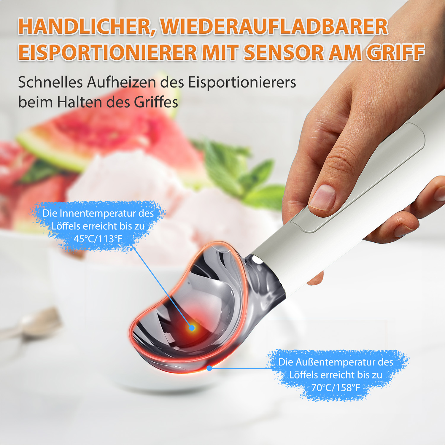 Eine Hand hält einen Eisportionierer, der Löffel ist rot. Text auf Deutsch. Die Szene ist Nahaufnahme.