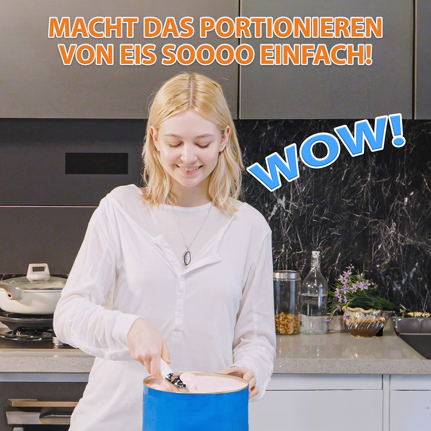 Eine Frau schöpft Eiscreme aus einem blauen Behälter. Text: Macht das Portionieren von Eis sooo einfach!