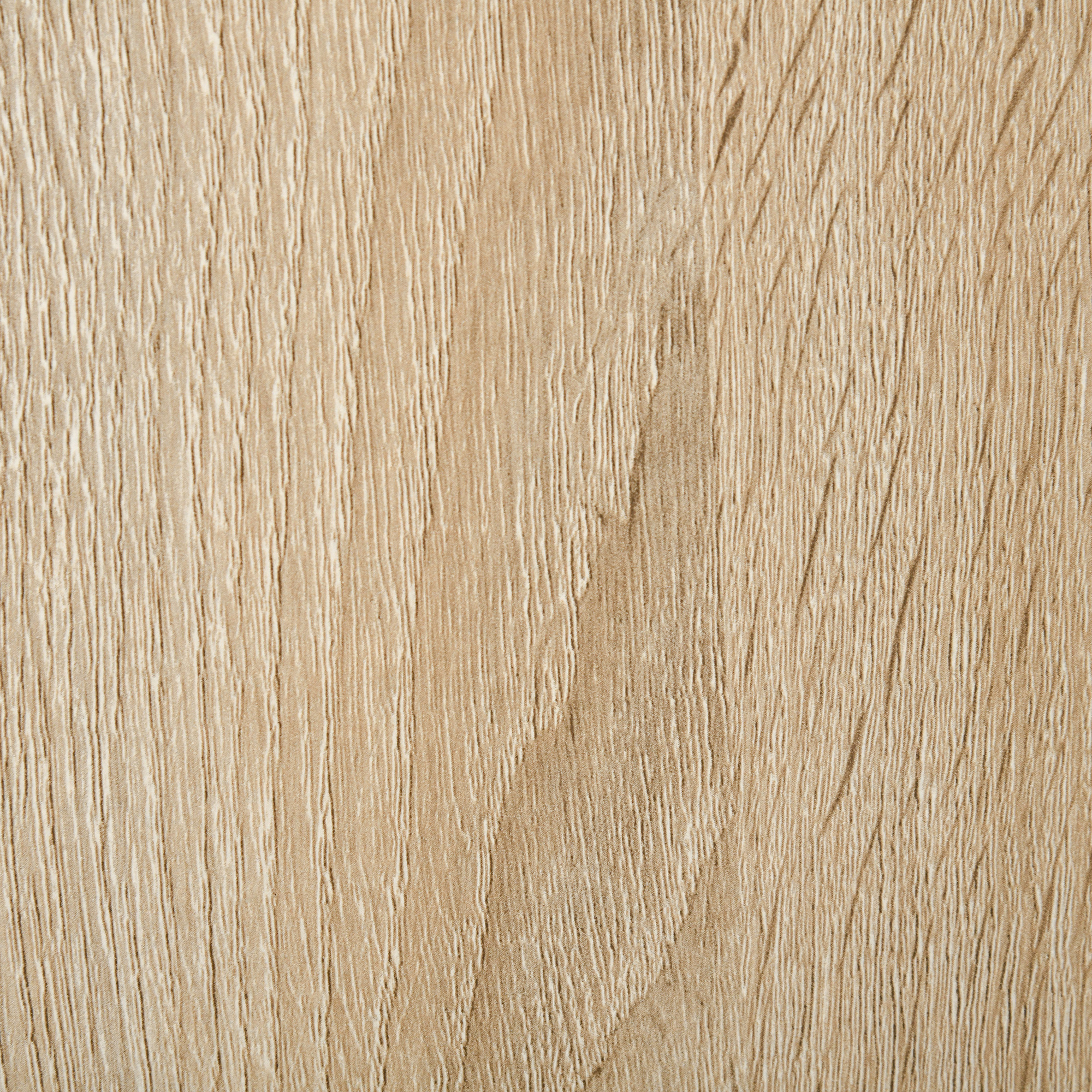 Nahaufnahme des Holzmaserungsmusters. Die Maserung ist hellbraun und verläuft vertikal.