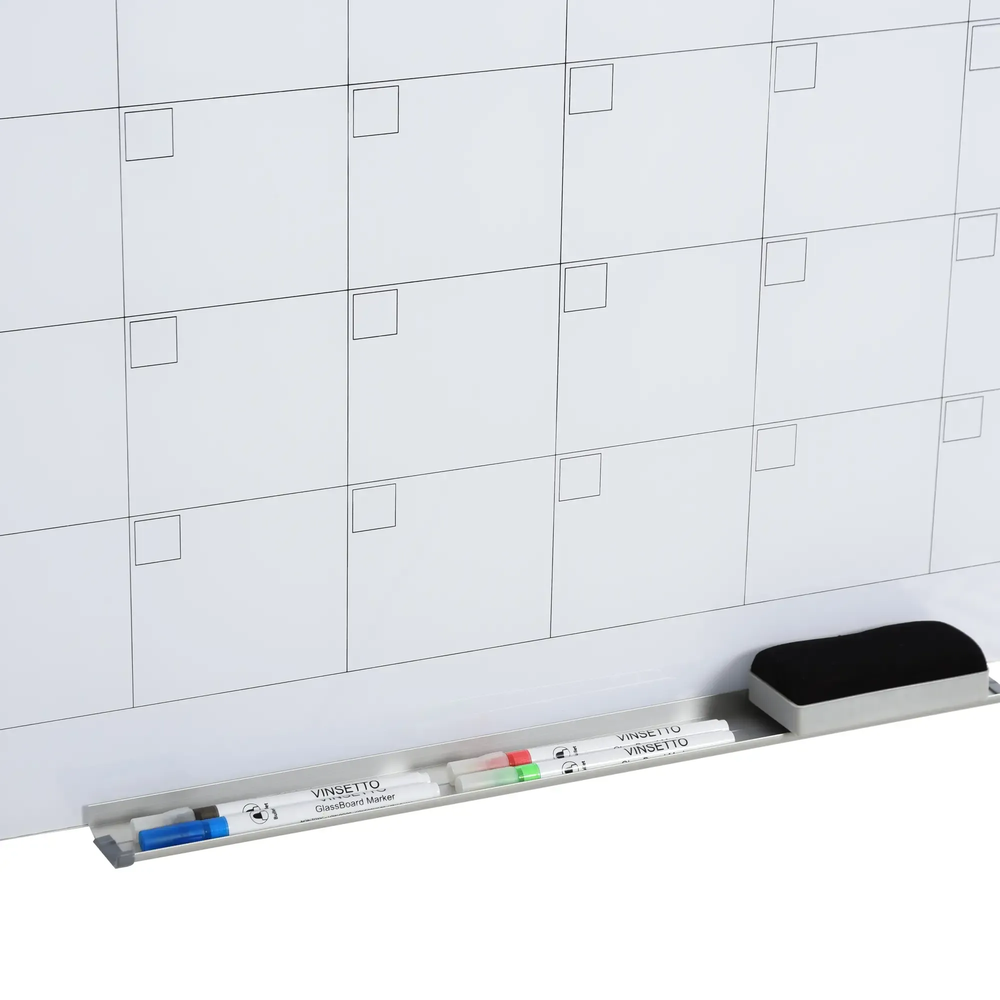 Nahaufnahme eines Whiteboard-Kalenders mit Markern und einem Radiergummi. Text: 'VINSETTO Chalkboard Marker'.