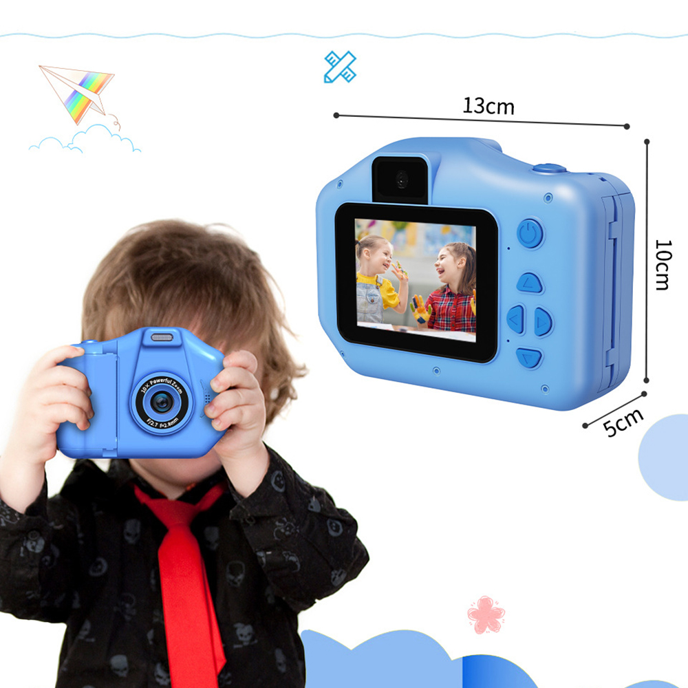 Eine blaue Spielzeugkamera, die von einem Jungen gehalten wird, mit einem Bildschirm, der zwei Mädchen zeigt. Maße sind angegeben.