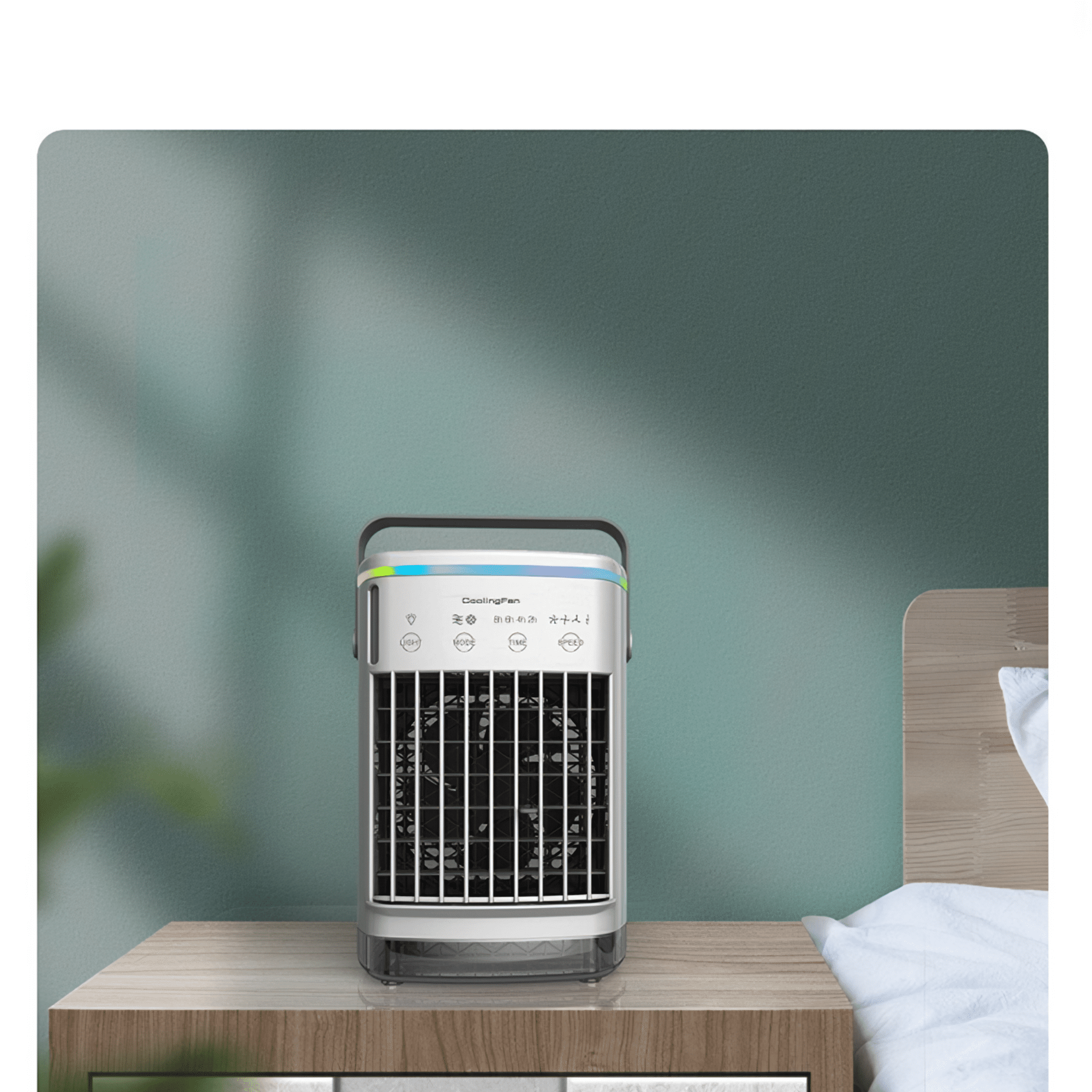 Ein weißer Luftkühler mit einem grauen Griff oben, der auf einer Holzoberfläche vor einer grünen Wand steht. Der Kühler hat einen klaren Wassertank.