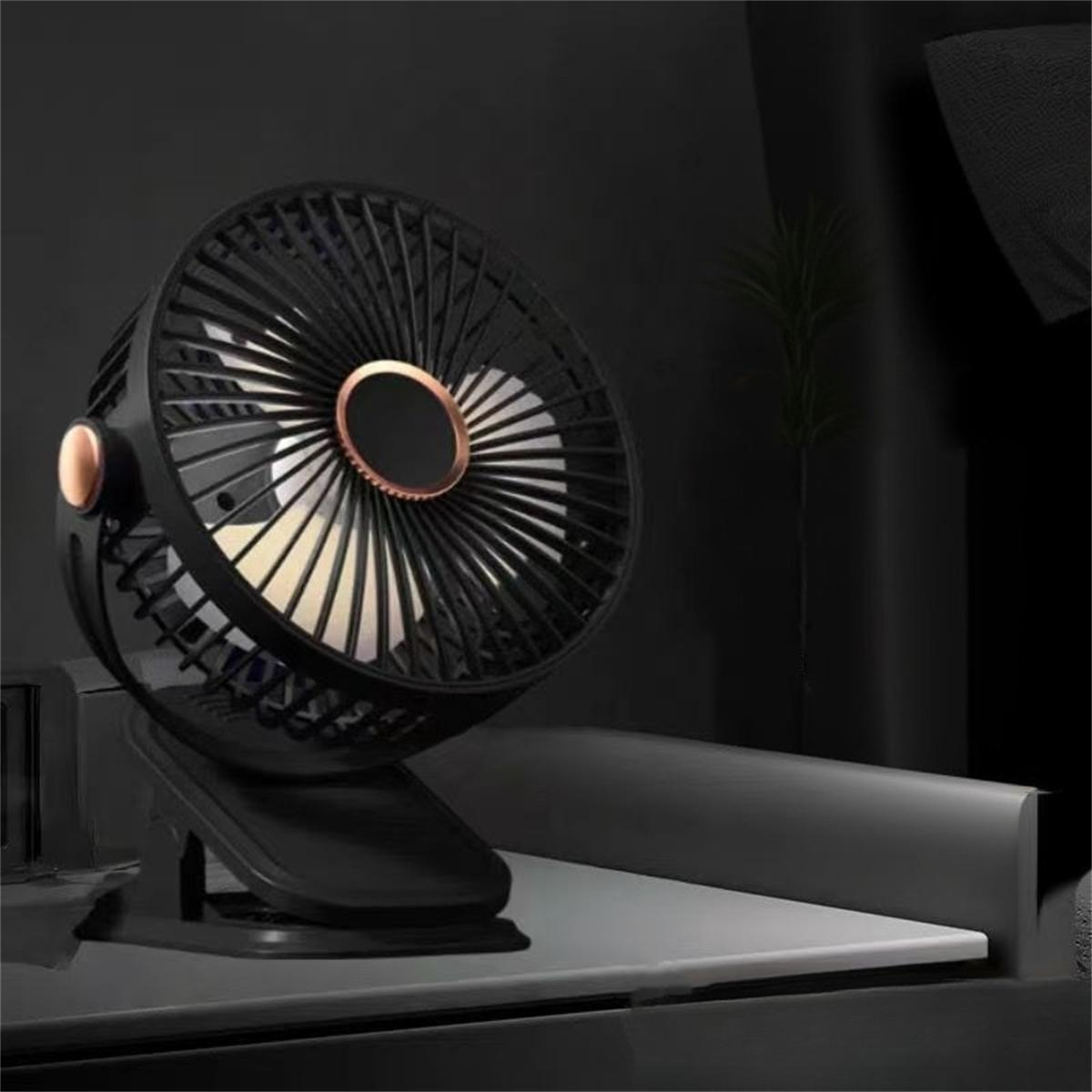 Ein schwarzer Ventilator mit Clip-On-Basis auf einer Oberfläche. Der Ventilator ist an, mit einer Lichtquelle dahinter.