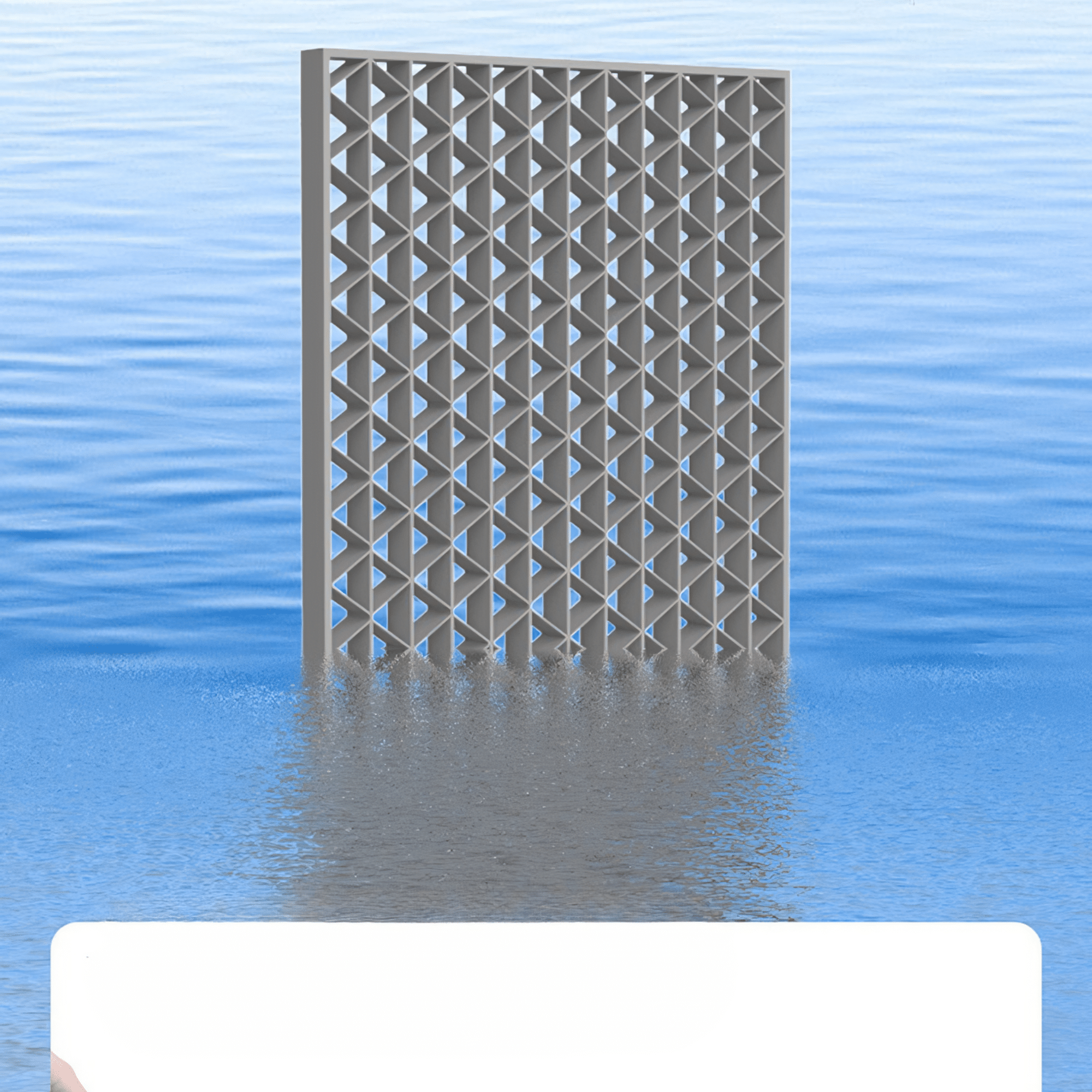 Ein graues Panel mit geometrischem Design schwebt in blauem Wasser, mit einer weißen Oberfläche darunter, möglicherweise ein Tisch.