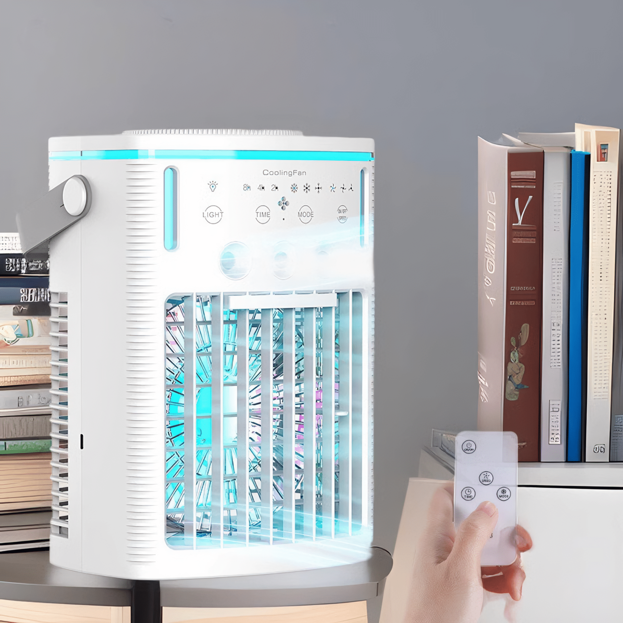 Weißer Kühlventilator mit blauen Lichtern, neben Büchern und einer Fernbedienung. Hand mit Fernbedienung.