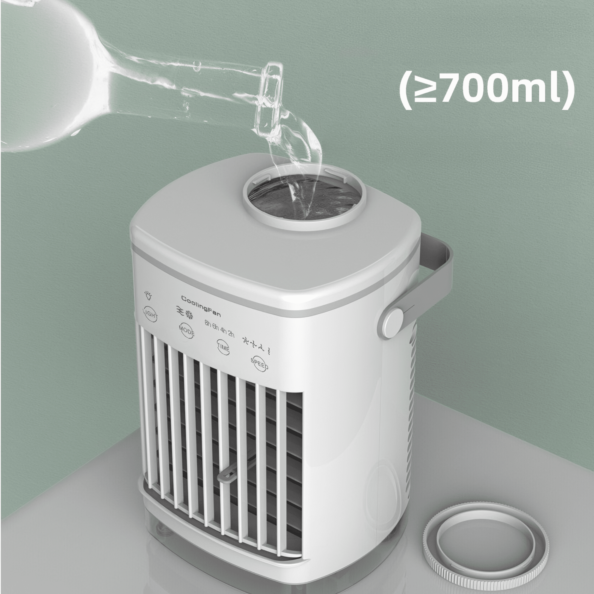 Weißer Kühlventilator wird mit Wasser aus einem Krug gefüllt. Deckel daneben. Text: (≥700ml).