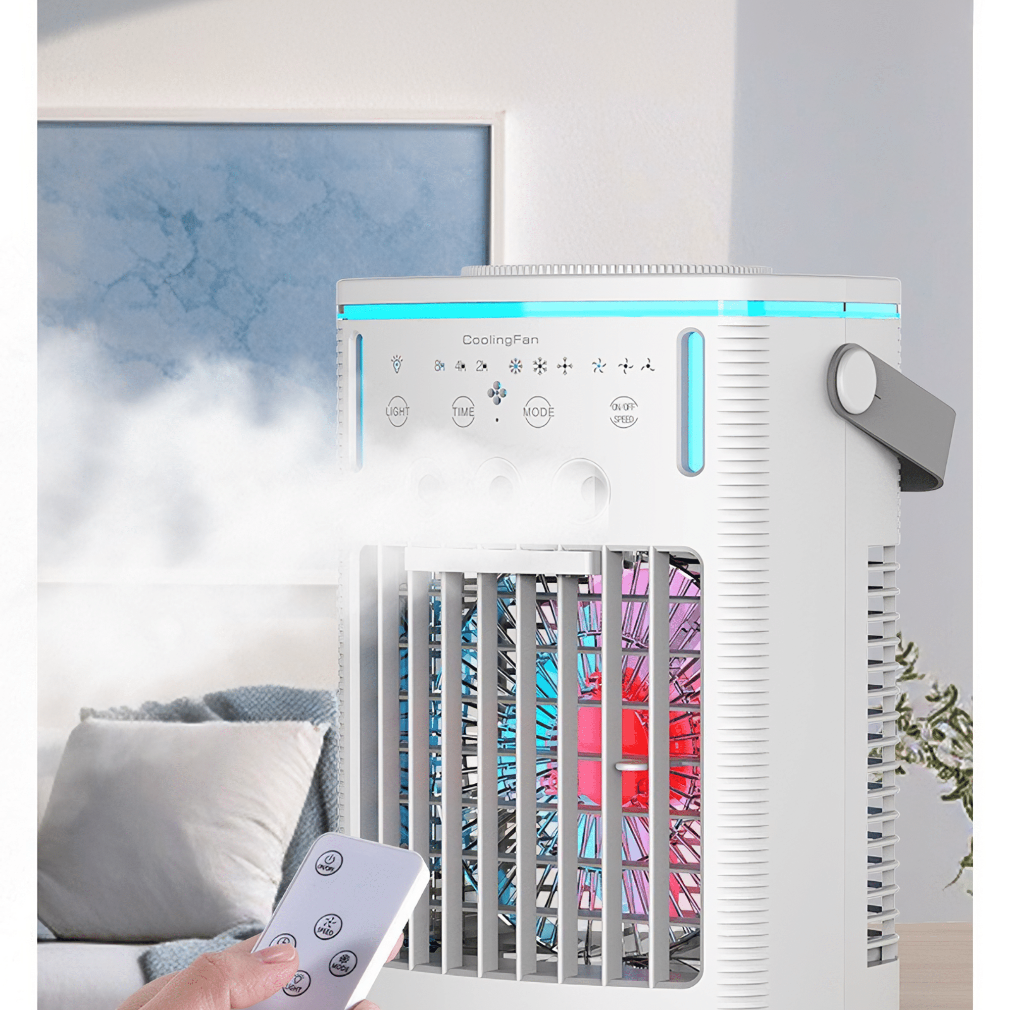 Weißer Kühlventilator mit blauen und roten Lichtern. Eine Hand hält die Fernbedienung. Bücher und eine Vase im Hintergrund.