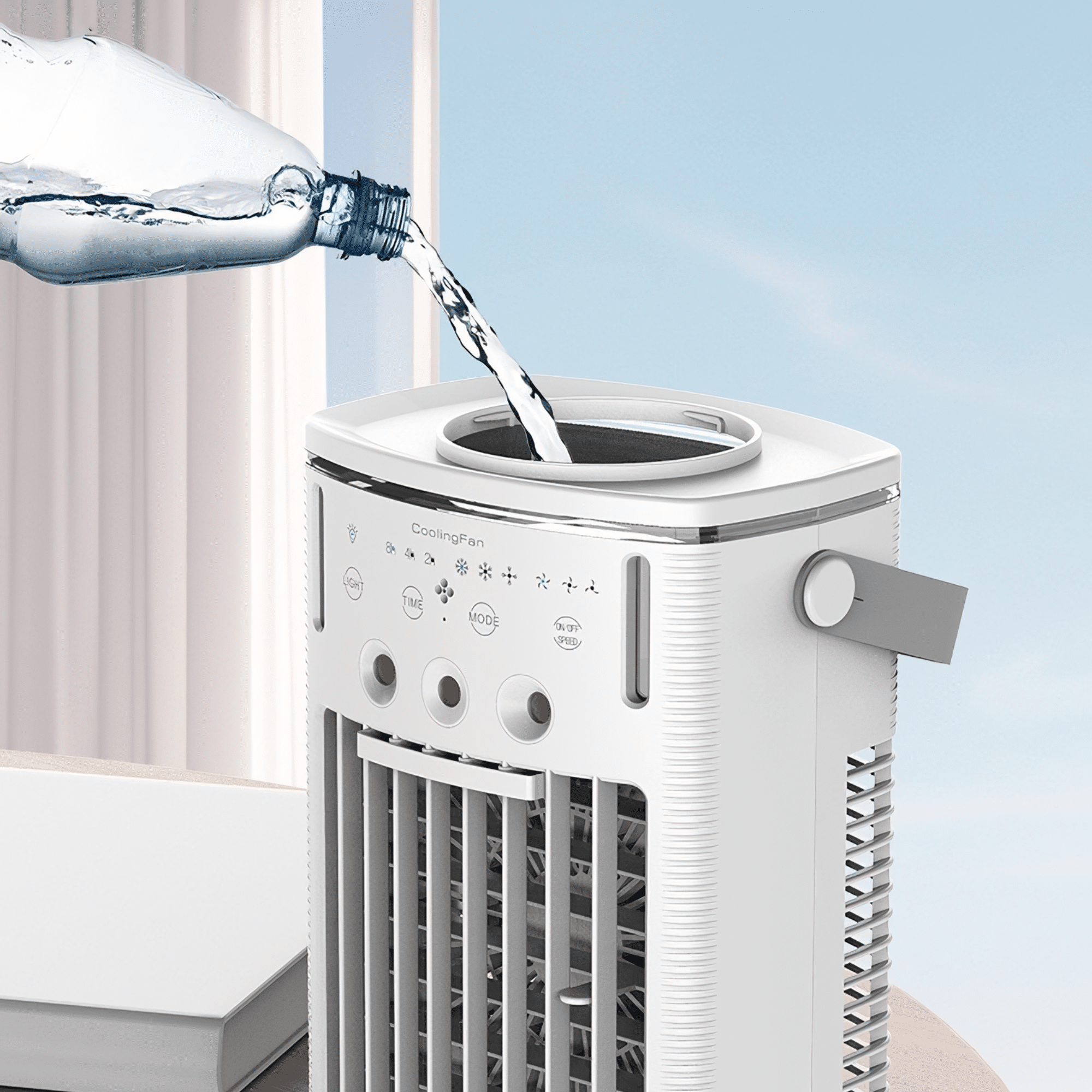 Wasser wird in einen Kühlventilator gegossen. Der Ventilator ist weiß, hat einen Griff und steht auf einem Holztisch in der Nähe eines Fensters.