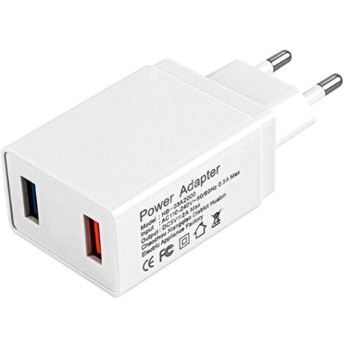 Weißes Netzteil mit blauen und roten USB-Anschlüssen. Der Text auf dem Adapter ist auf Englisch.