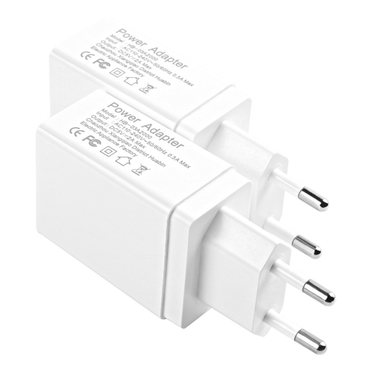 Zwei weiße Netzadapter vor weißem Hintergrund.