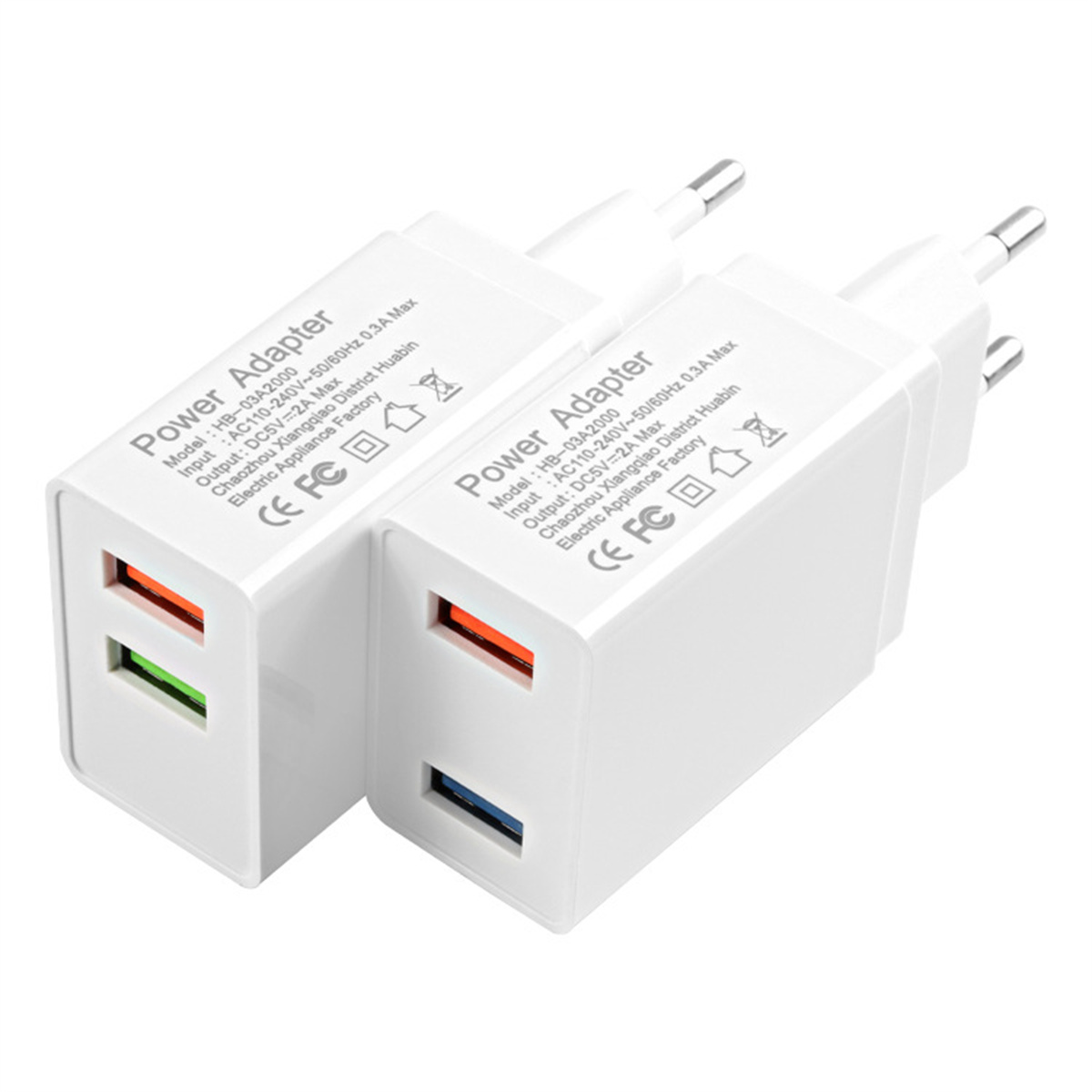 Zwei weiße Netzadapter mit USB-Anschlüssen. Die Adapter sind mit Informationen beschriftet. Die Anschlüsse sind grün und orange.
