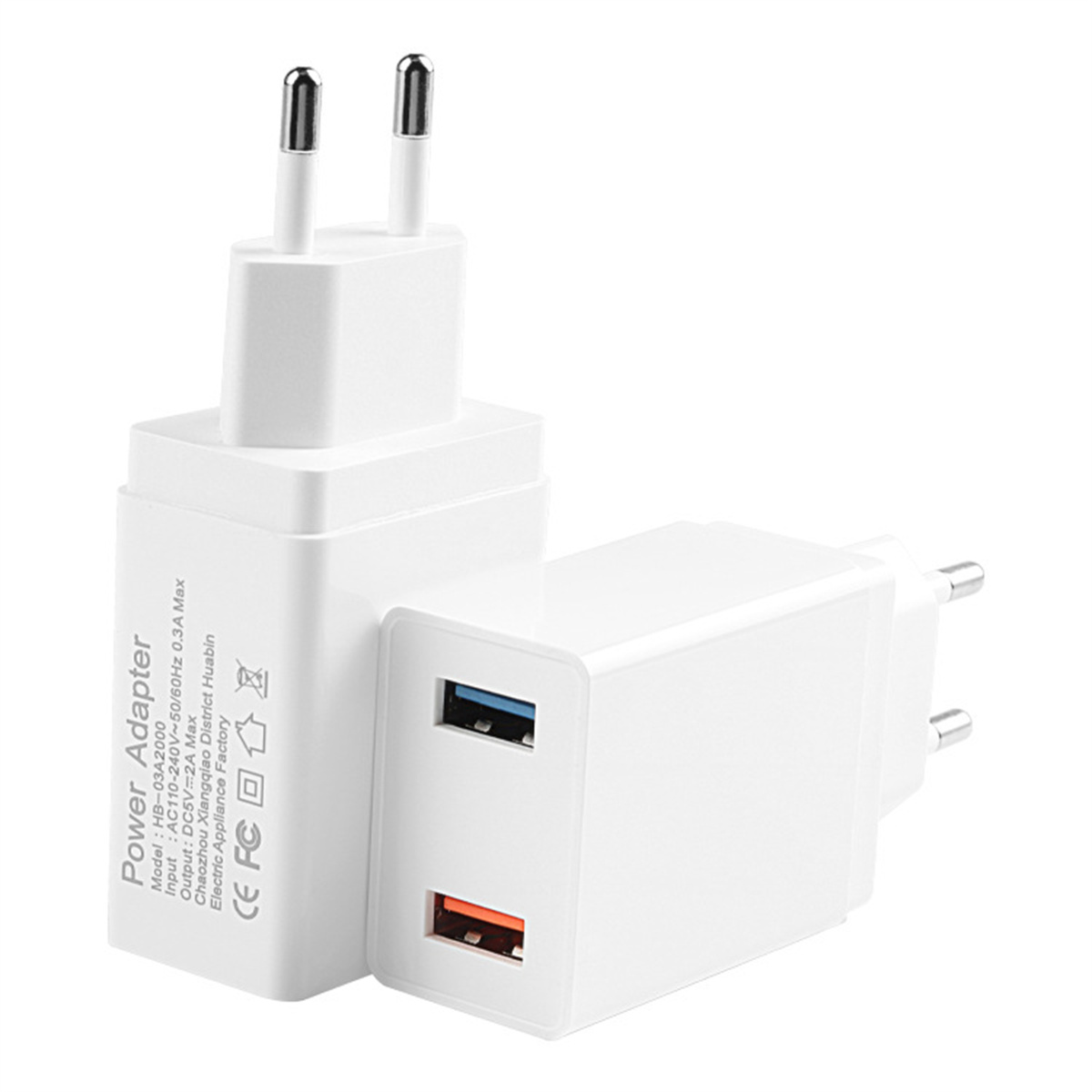 Zwei weiße Netzadapter mit USB-Anschlüssen. Einer hat einen blauen Anschluss, der andere einen orangenen Anschluss. Text ist auf den Adaptern sichtbar.