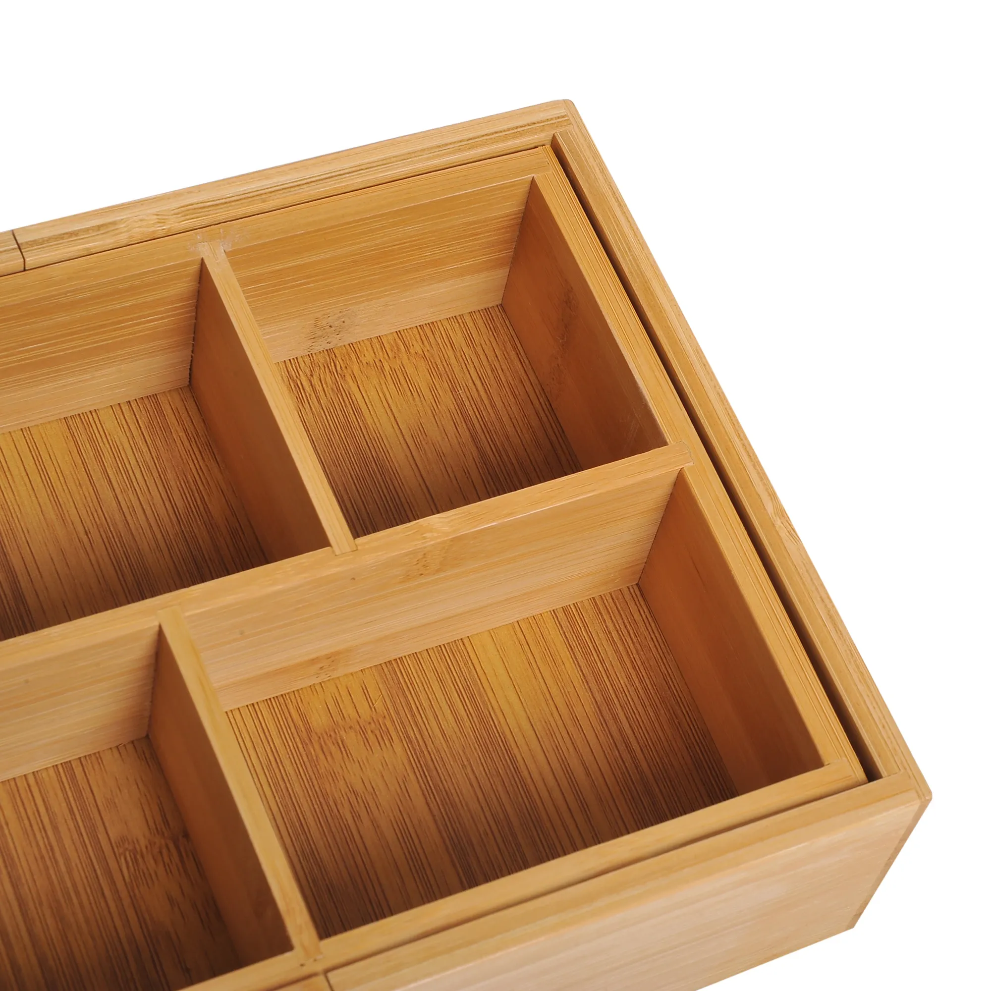 Nahaufnahme eines Holz-Organizers. Fächer unterschiedlicher Größe. Helle Holzmaserung. Weißer Hintergrund.