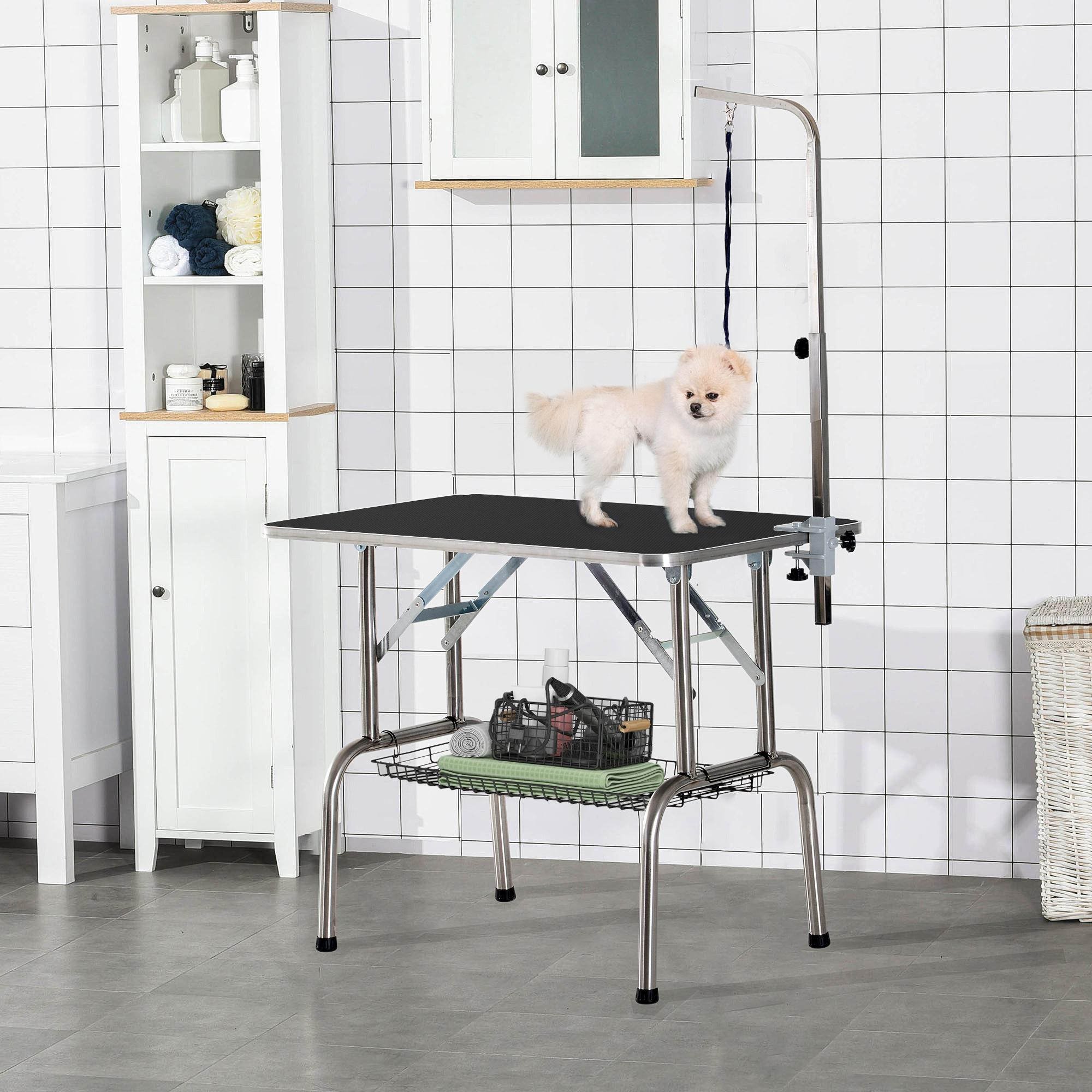 Ein kleiner weißer Hund steht auf einem Frisiertisch. Der Tisch ist aus Edelstahl und hat ein Regal.