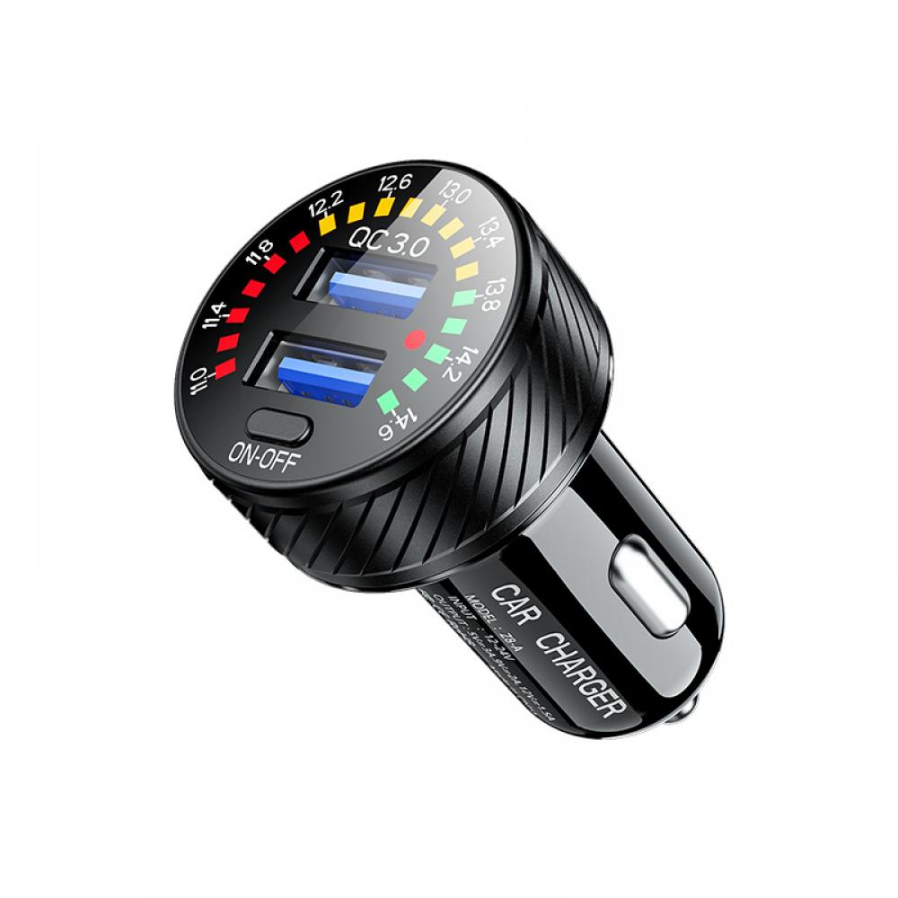 Schwarzes und silbernes Autoladegerät mit zwei USB-Anschlüssen und einem EIN-AUS-Knopf. Hat ein Display mit Spannungswerten.