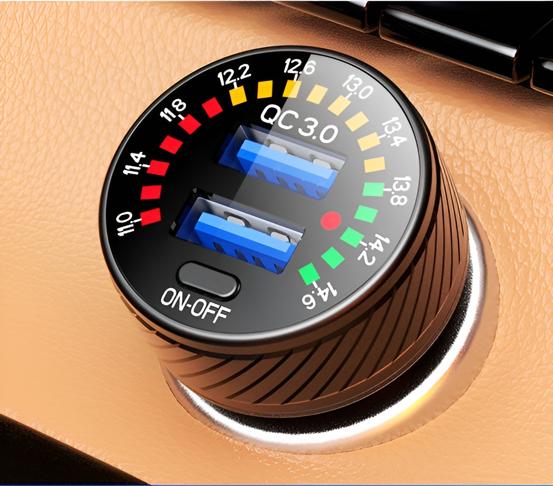 Schwarzes Autoladegerät mit zwei USB-Anschlüssen und einem EIN-AUS-Knopf. Hat ein Display mit Spannungswerten.