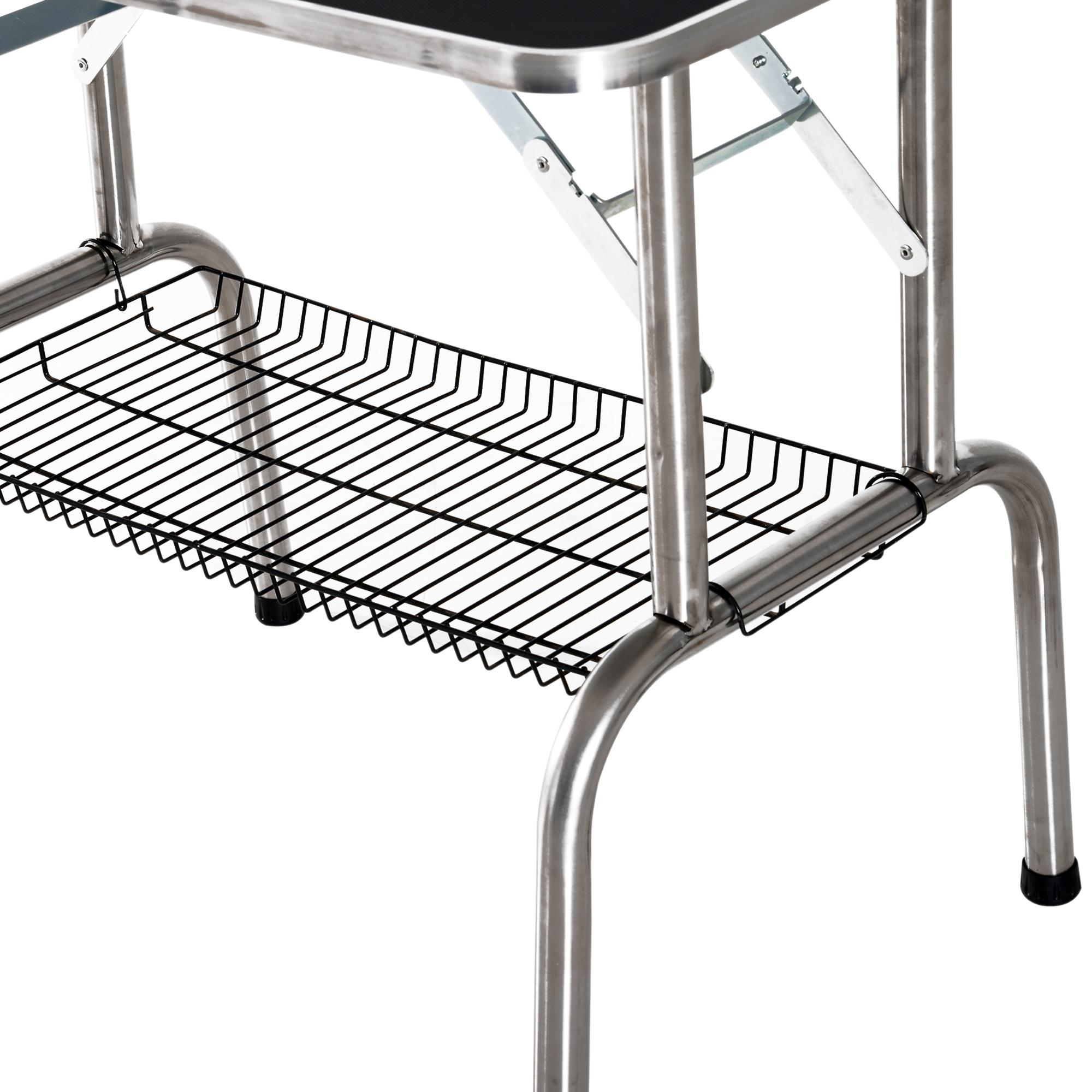 Nahaufnahme eines Metallrahmens mit einem schwarzen Drahtgitterregal, das mit den Beinen eines Pflegetisches verbunden ist.