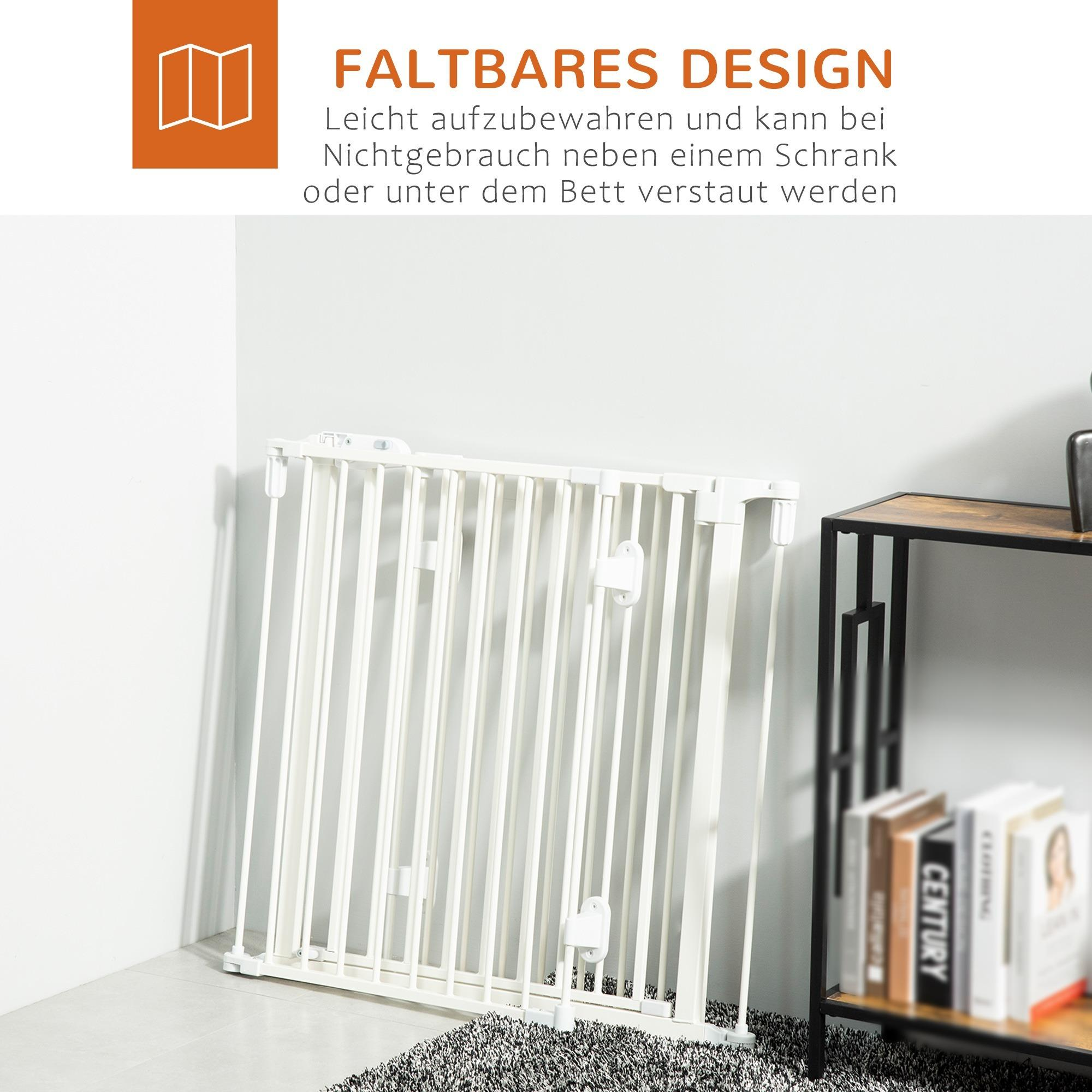 Ein zusammengeklapptes weißes Babygitter lehnt an einer Wand neben einem Teppich, Büchern und einem Tisch.