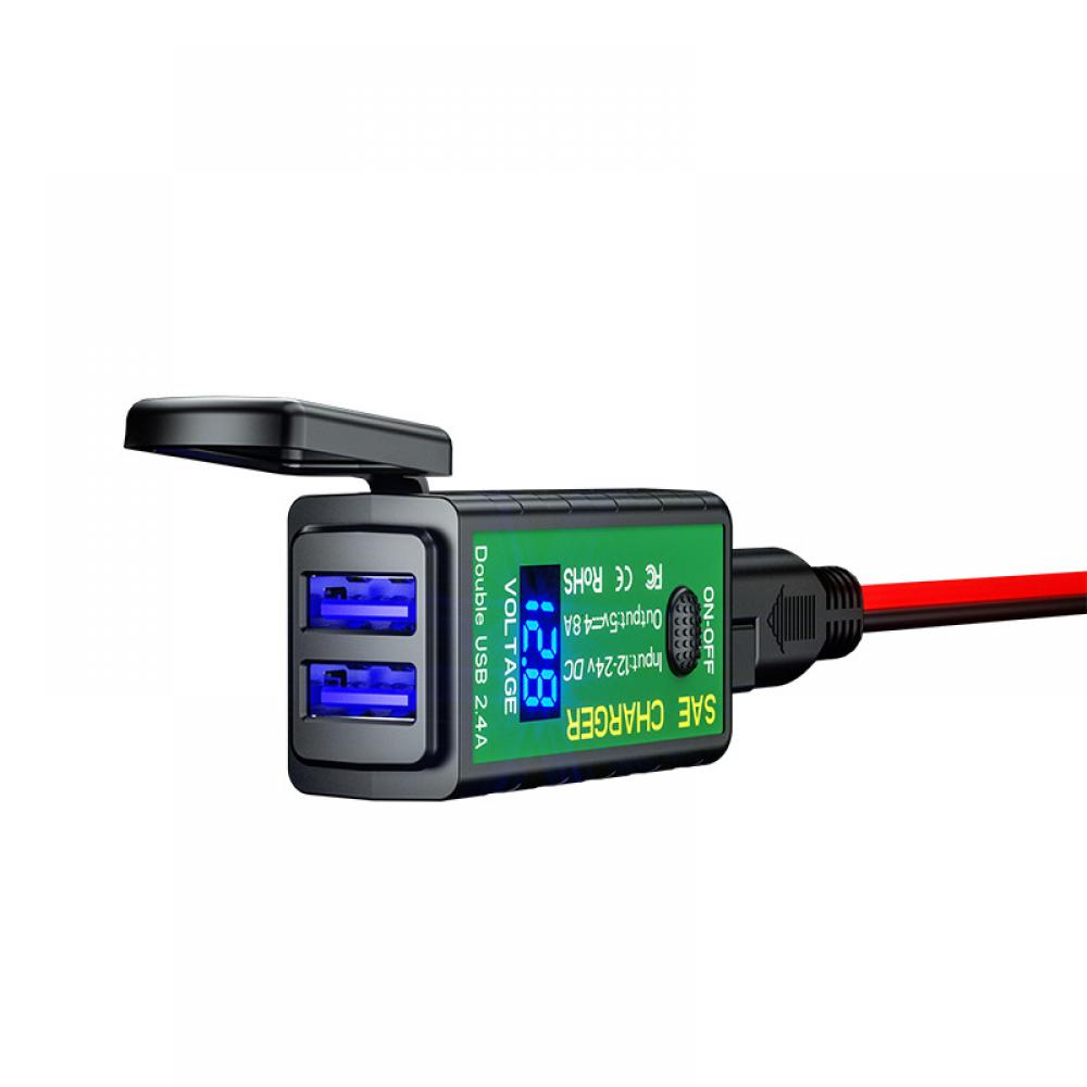 Schwarzes und grünes SAE-Ladegerät mit blauem Digitaldisplay und zwei USB-Anschlüssen.