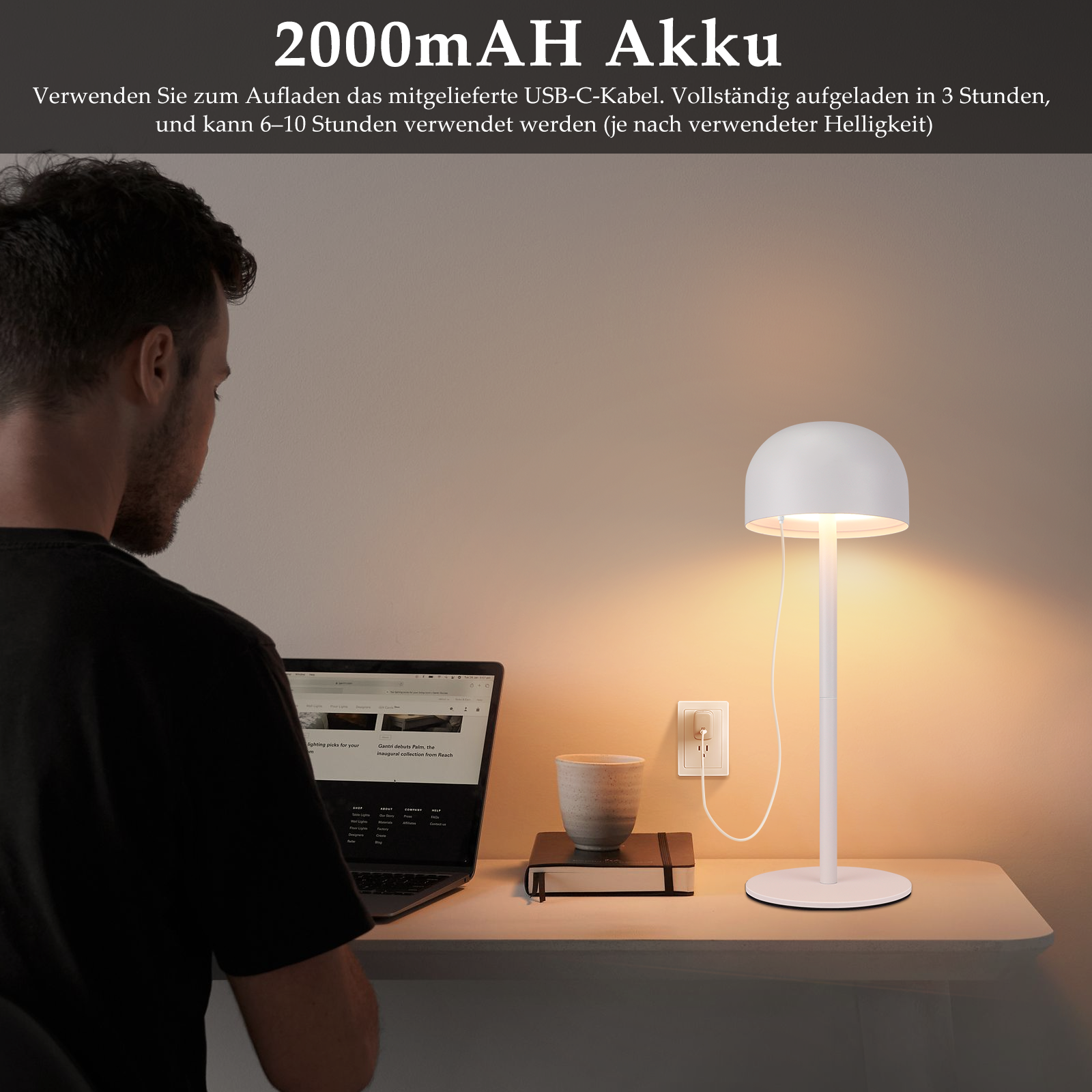 Mężczyzna używający laptopa w pobliżu białej lampy. Lampa jest podłączona do gniazdka ściennego.