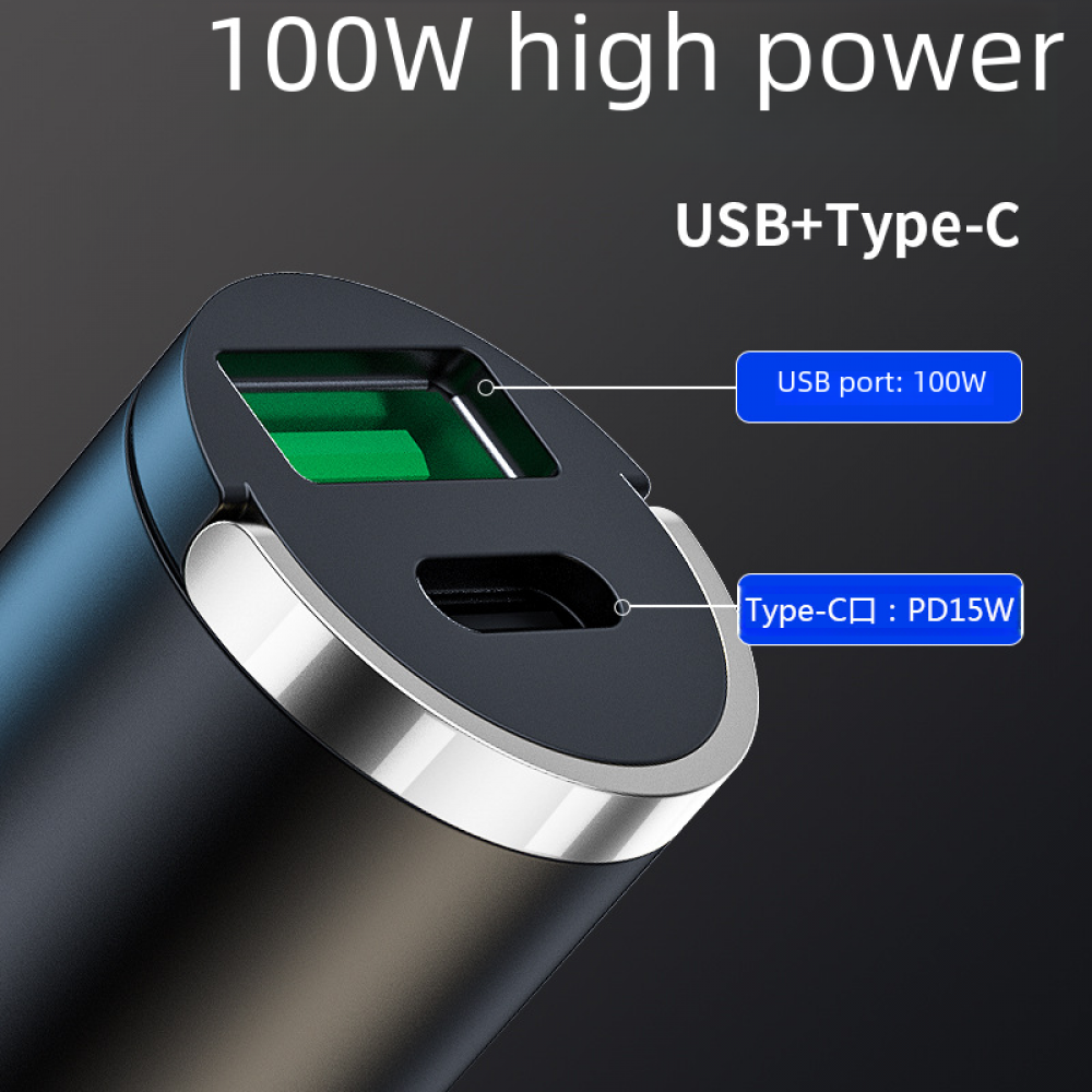 Nahaufnahme eines schwarzen Autoladegeräts, ein USB-Anschluss und ein Typ-C-Anschluss sind sichtbar.
