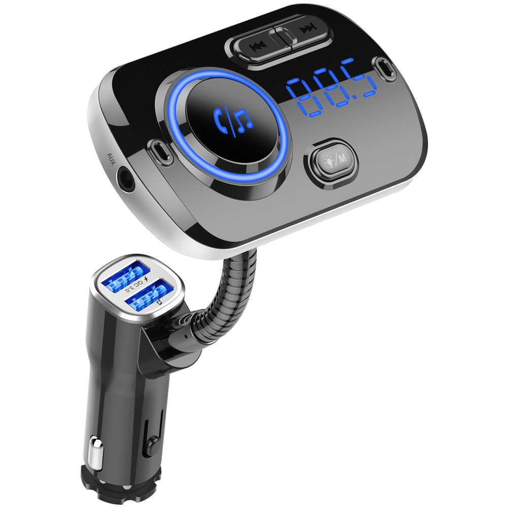 Schwarzes Autoladegerät mit USB-Anschlüssen, Display und Tasten. Zeigt blaues Licht.