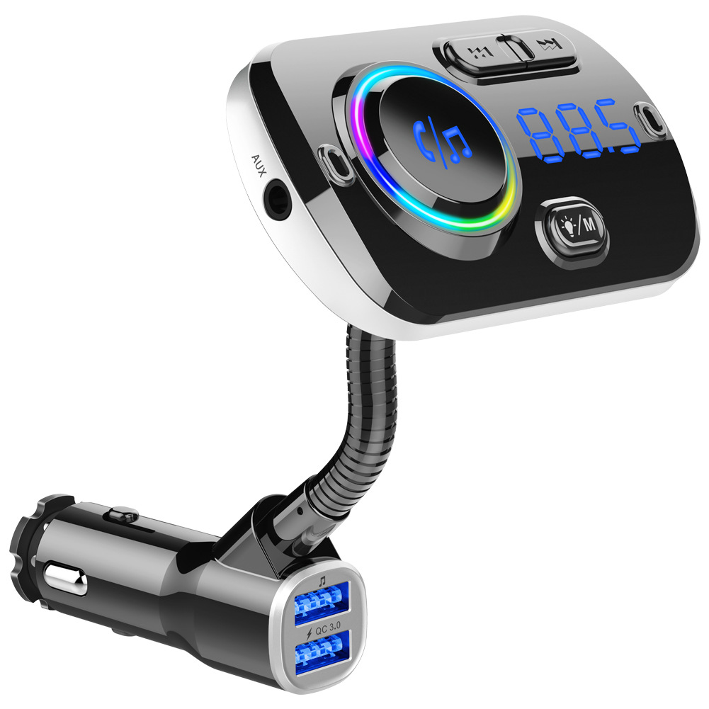 Schwarzes und silbernes Autoladegerät mit mehreren Tasten und Digitalanzeige. Es hat zwei USB-Anschlüsse.