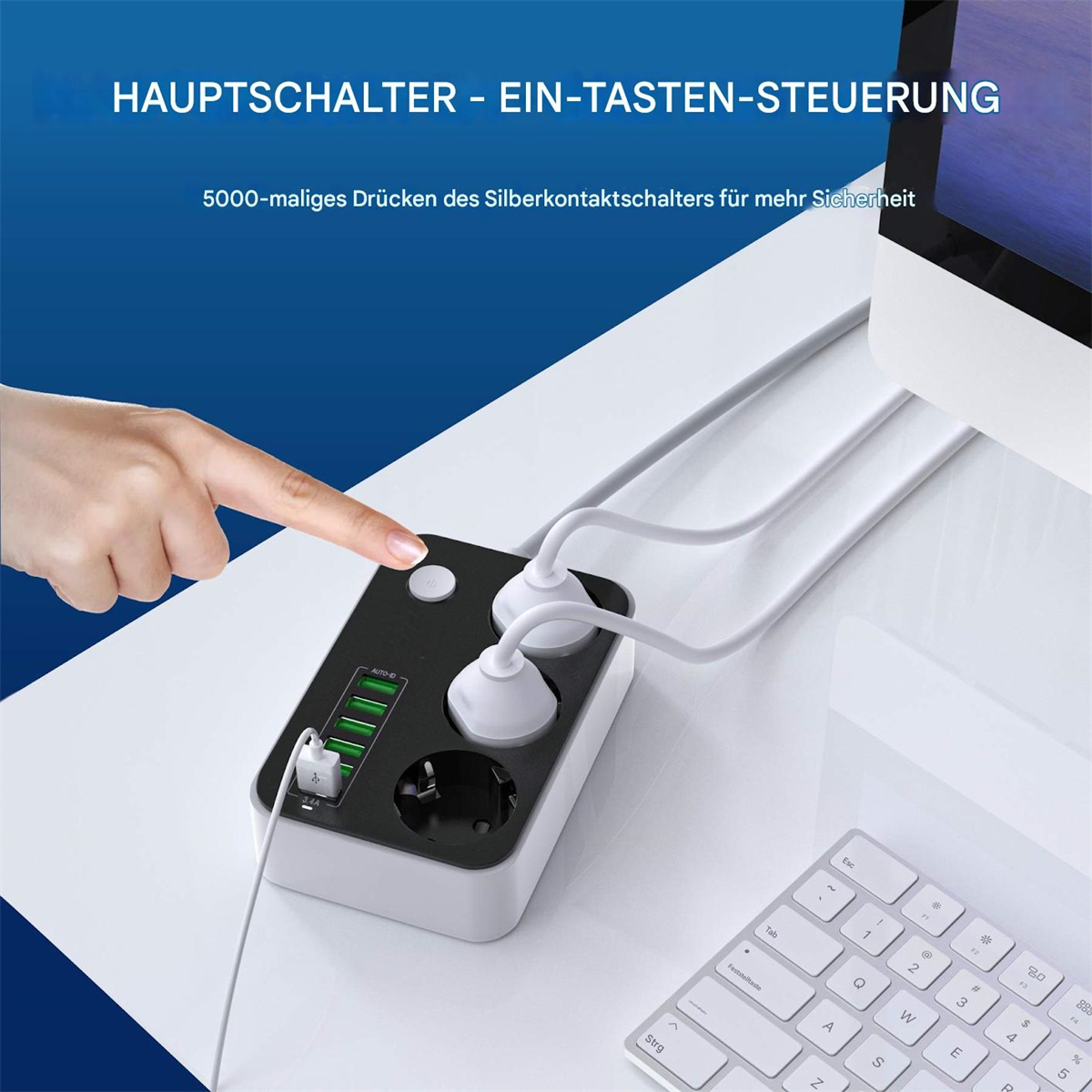 Eine Steckdosenleiste steht auf einem weißen Schreibtisch. Eine Hand drückt den Ein-Aus-Schalter. Tastatur und Monitor im Hintergrund.