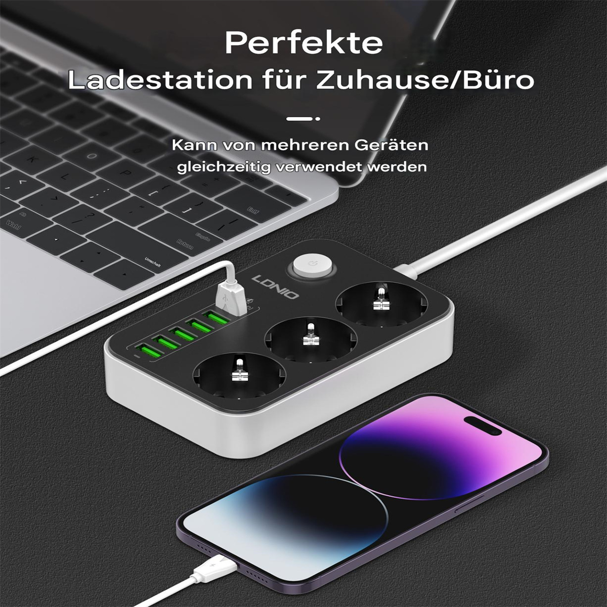 Eine Ladestation mit drei Steckdosen, ein Telefon und ein Laptop sind sichtbar. Der Text sagt 'Perfekte Ladestation für Zuhause/Büro'.