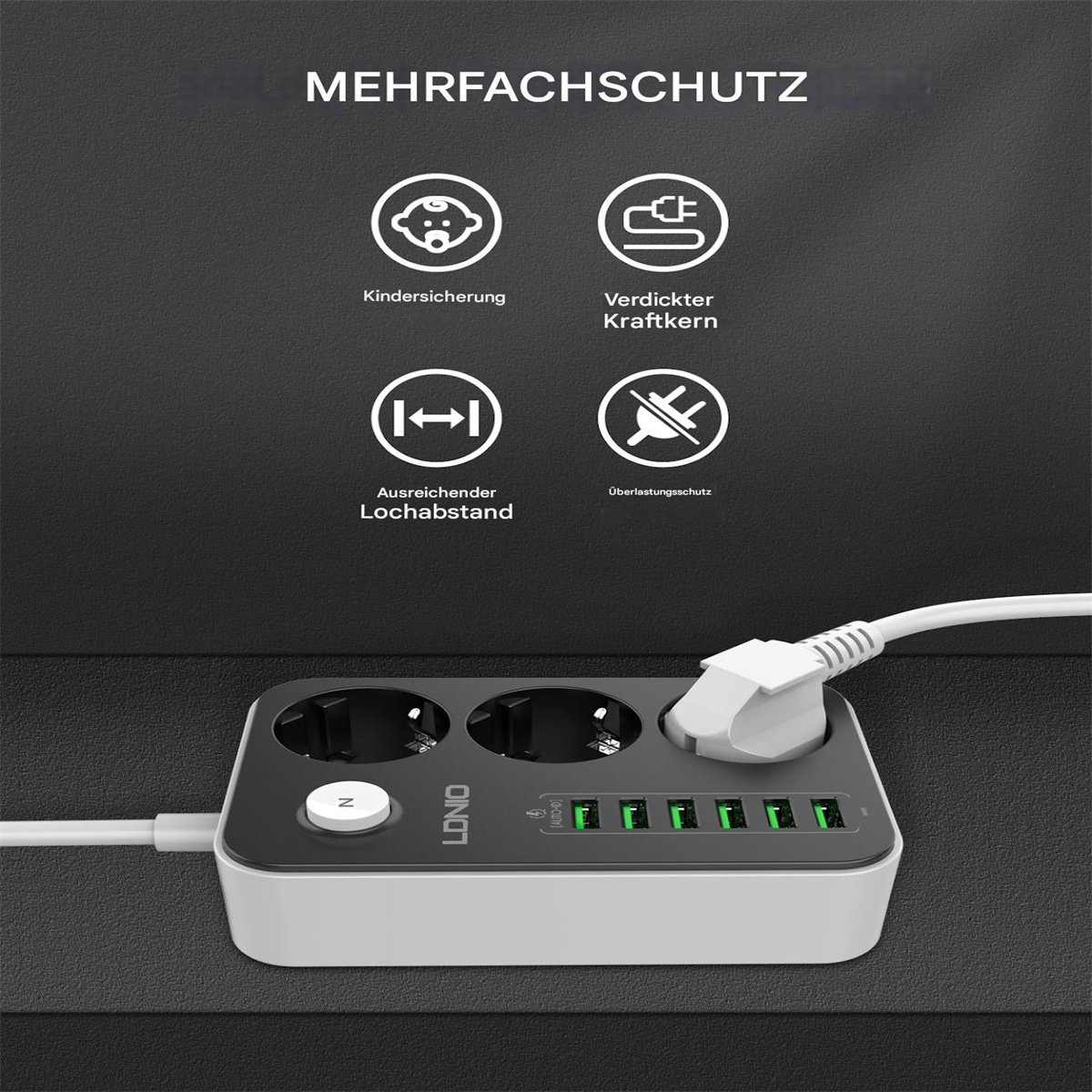 Eine Steckdosenleiste mit Steckdosen, USB-Anschlüssen und Sicherheitssymbolen. Es ist auf einer dunklen Oberfläche mit dunklem Hintergrund.
