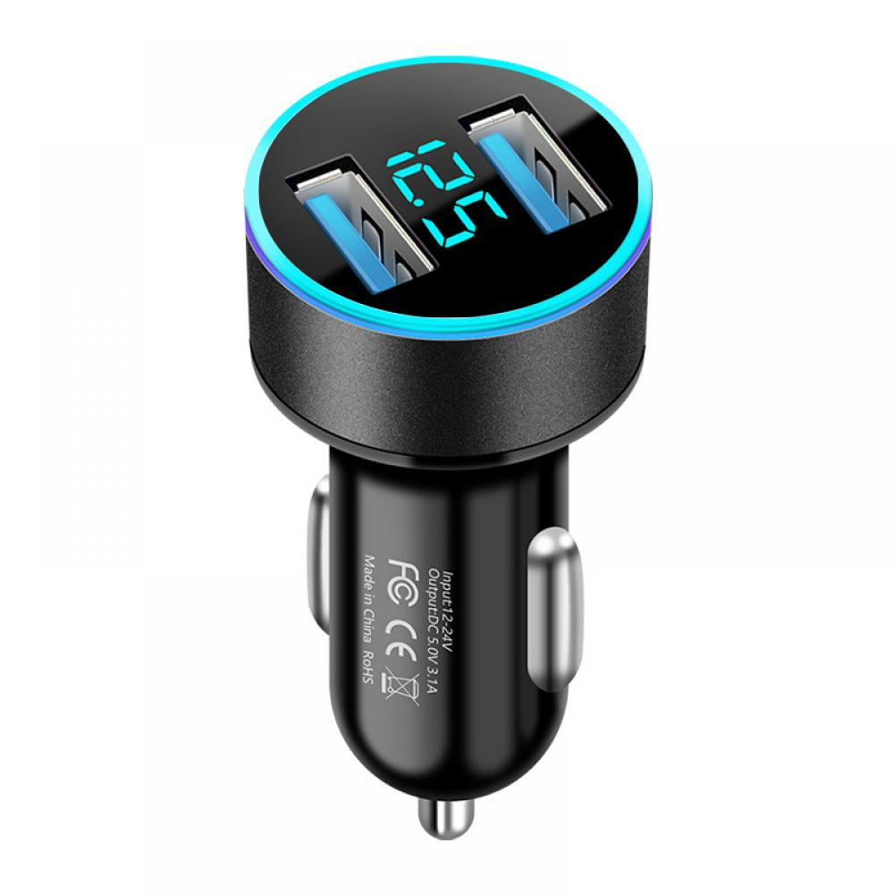 Ein schwarzes Autoladegerät mit zwei USB-Anschlüssen und einer Digitalanzeige, die 12,5 anzeigt. Blaues Licht um das Ladegerät.