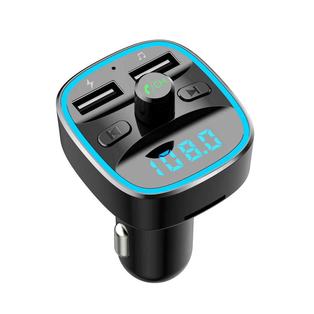 Schwarzes Autoladegerät mit LED-Anzeige (108,0) und USB-Anschlüssen.