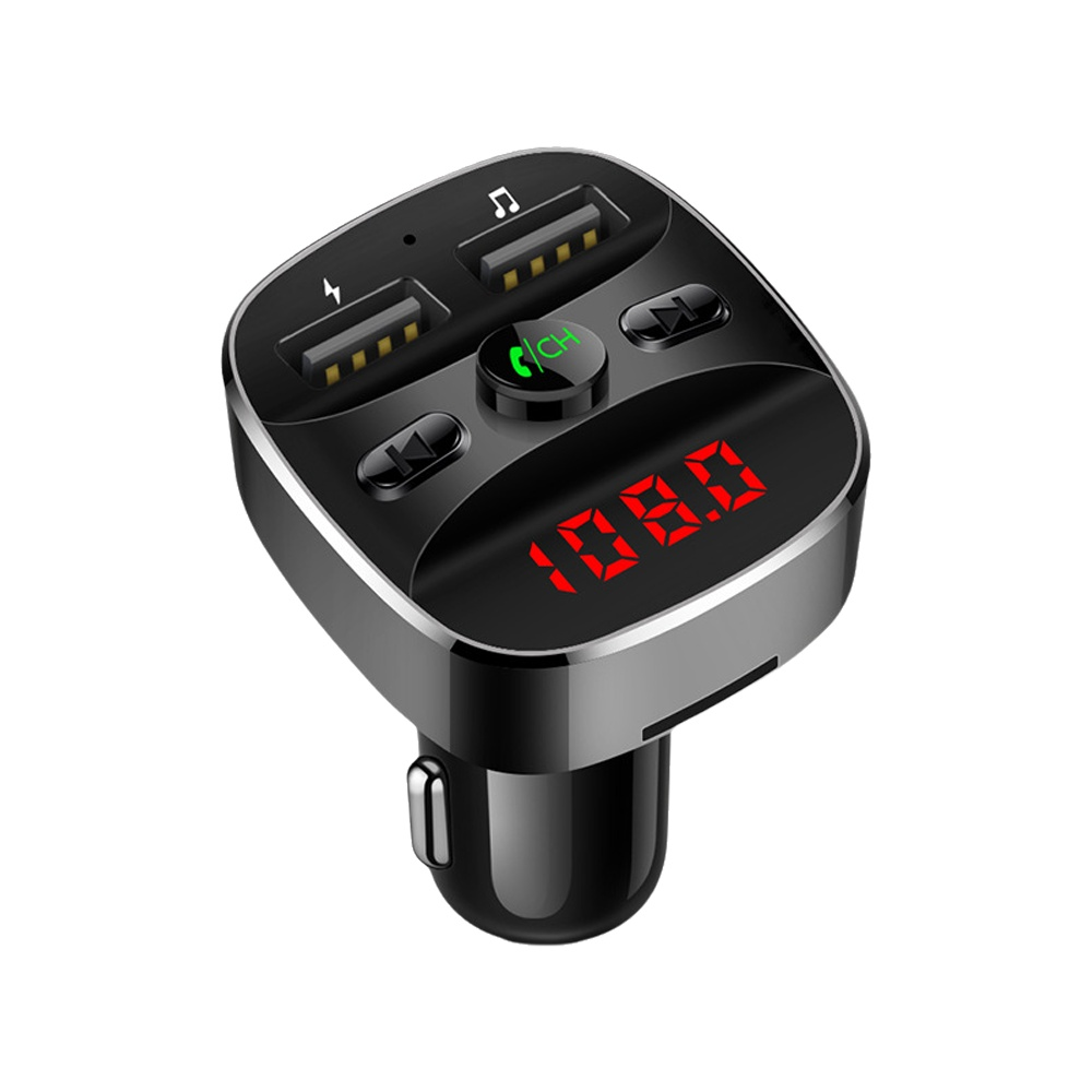 Ein schwarzes Autoladegerät mit zwei USB-Anschlüssen, einer Taste und einem Display mit der Anzeige 108.0. Das Ladegerät ist schwarz und silber.