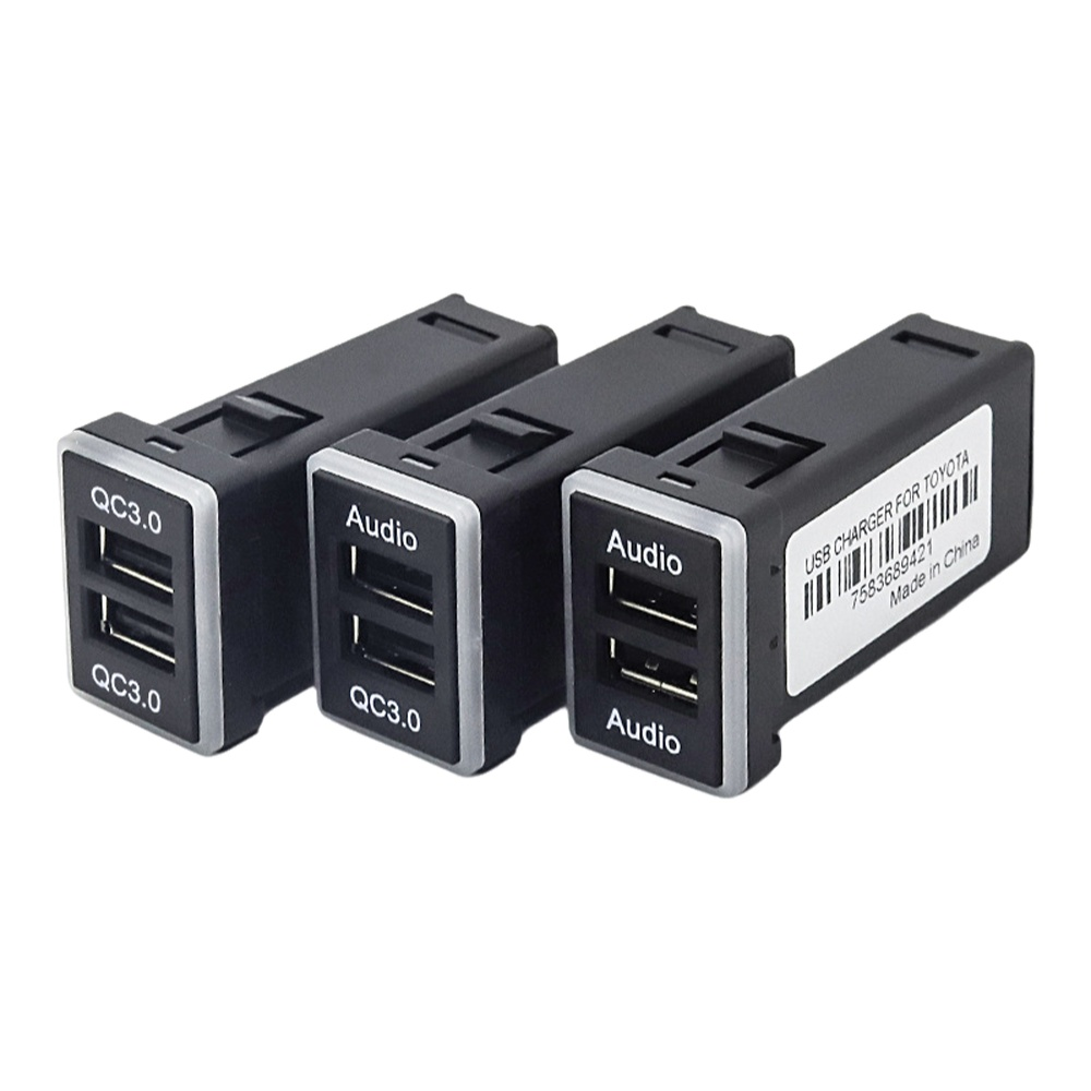 Drei schwarze Autoladegeräte mit zwei USB-Anschlüssen mit der Bezeichnung QC3.0 und Audioanschlüssen. Sie befinden sich auf einer weißen Oberfläche.