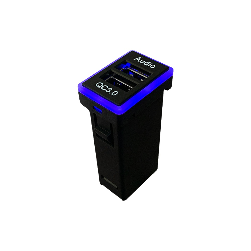 Ein schwarzes Autoladegerät mit zwei USB-Anschlüssen mit der Bezeichnung QC3.0 und Audioanschlüssen. Es hat blaue Beleuchtung.