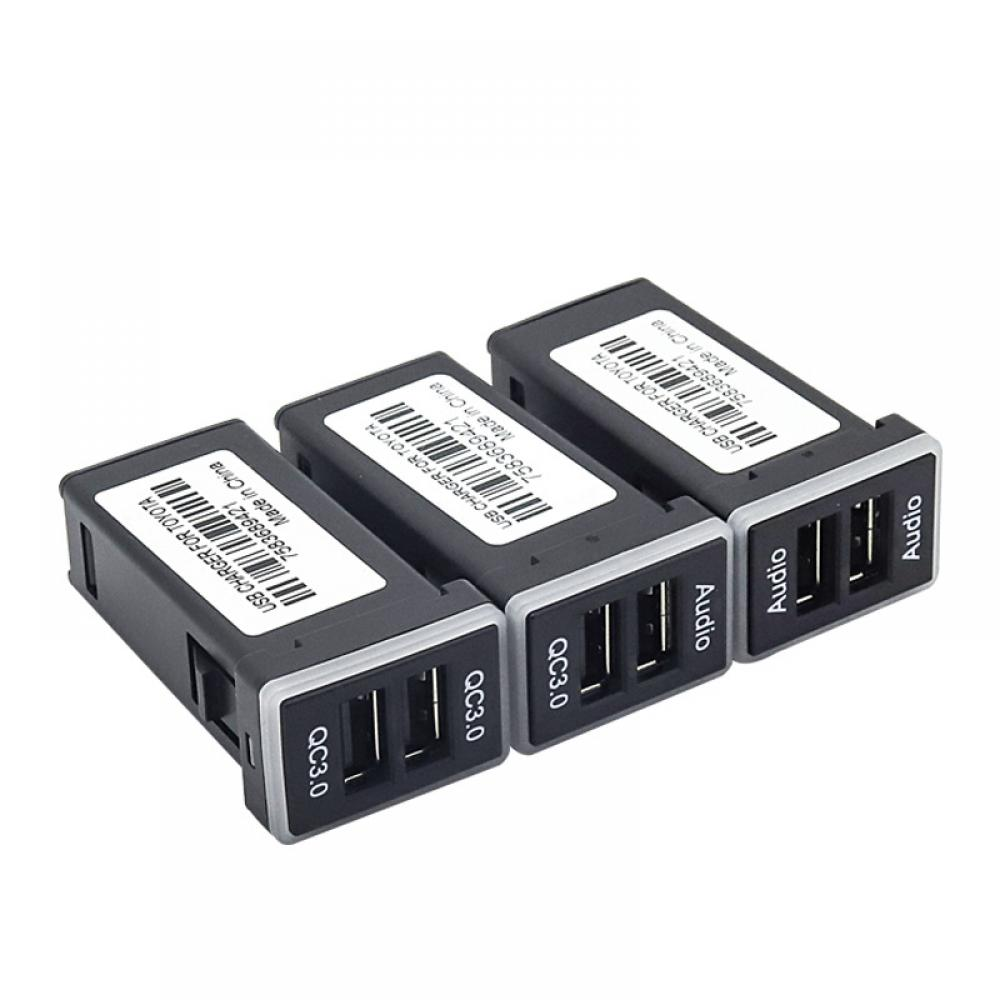 Drei schwarze USB-Ladegeräte für Toyota, jedes mit 'QC3.0'- und 'Audio'-Etiketten auf der Vorderseite.