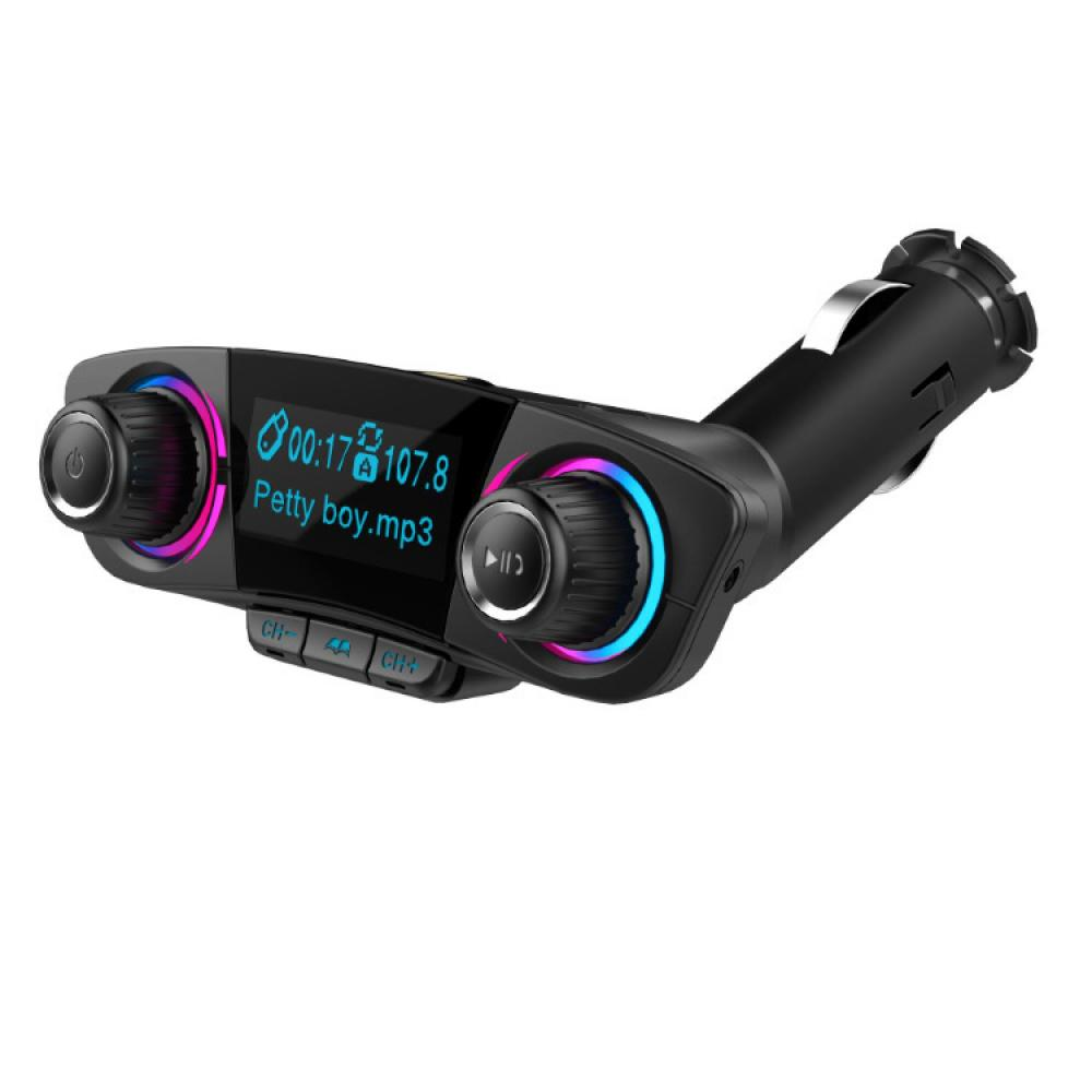 Schwarzer MP3-Player für Autos mit Bildschirm, der Songinfos anzeigt, Bedienknöpfen und Zigarettenanzünderadapter.