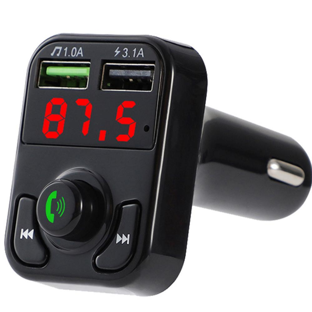 Schwarzer MP3-Player für Autos mit 87,5 auf dem Display, zwei USB-Anschlüssen und Bedientasten mit grünem Anrufsymbol.