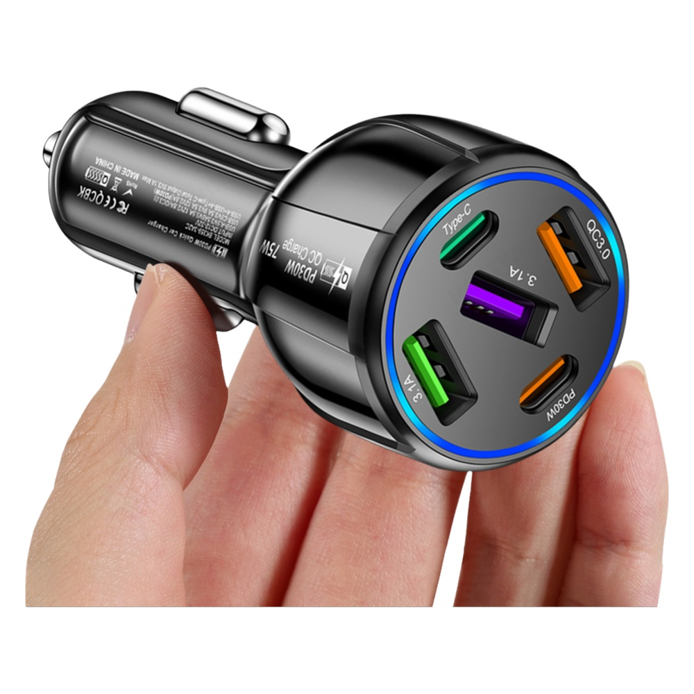 Hand hält ein schwarzes Autoladegerät mit mehreren Anschlüssen und einem blauen LED-Ring.