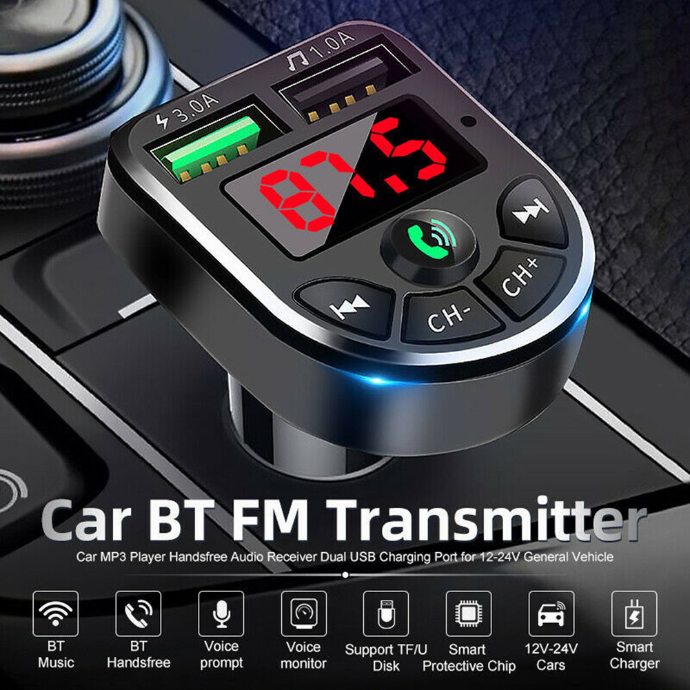 Auto-BT-FM-Sender mit roter Anzeige, die 87,5 anzeigt. Knöpfe und USB-Anschlüsse sind sichtbar, mit Symbolen.