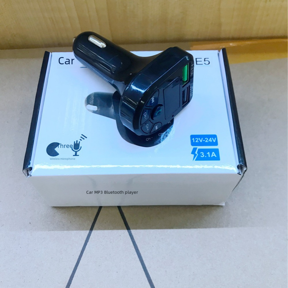 Schwarzer Auto-MP3-Bluetooth-Player auf einer Box, mit einem Wireless-Mikrofon-Etikett.