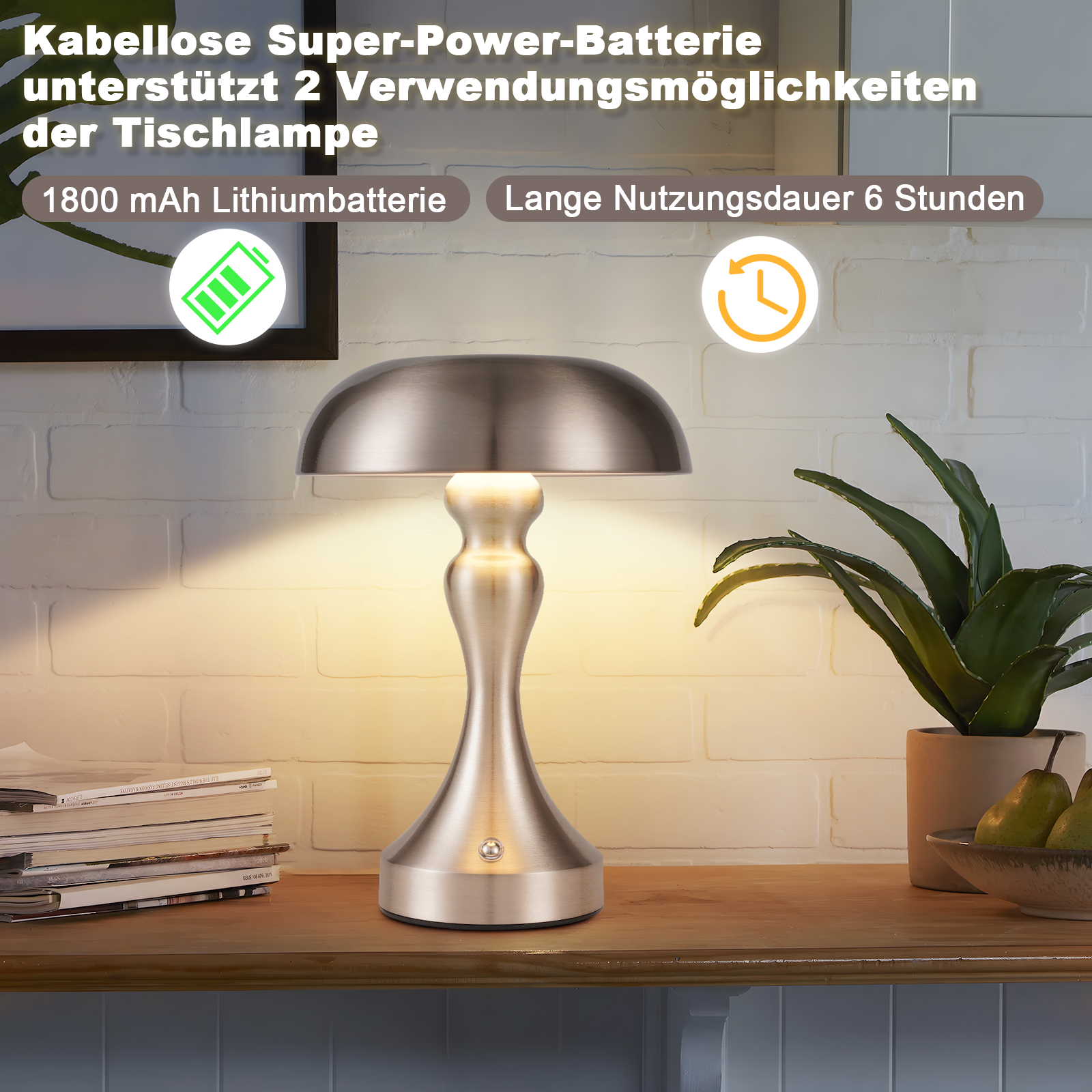 Srebrna lampa na drewnianym stole. Tekst mówi 'bateria'.