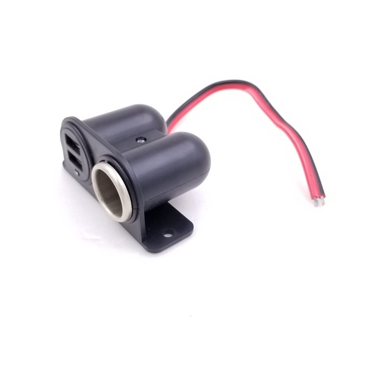 Schwarzes USB-Autoladegerät mit zwei USB-Anschlüssen und Zigarettenanzünderbuchse. Weißer Hintergrund.