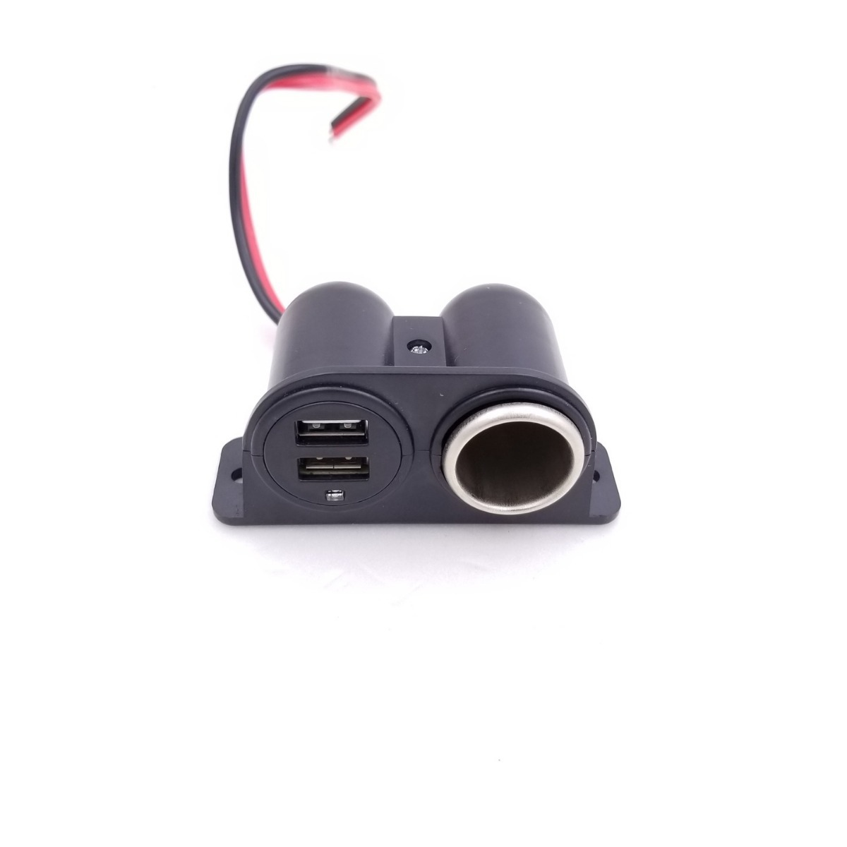 Schwarzes USB-Autoladegerät mit zwei USB-Anschlüssen und Zigarettenanzünderbuchse, Ansicht der Anschlüsse. Weißer Hintergrund.