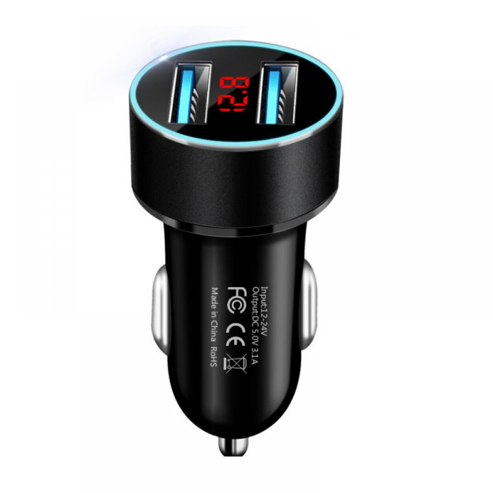 Schwarzes Autoladegerät mit zwei USB-Anschlüssen und digitaler Anzeige der Batterieladung. Blauer Lichtring.