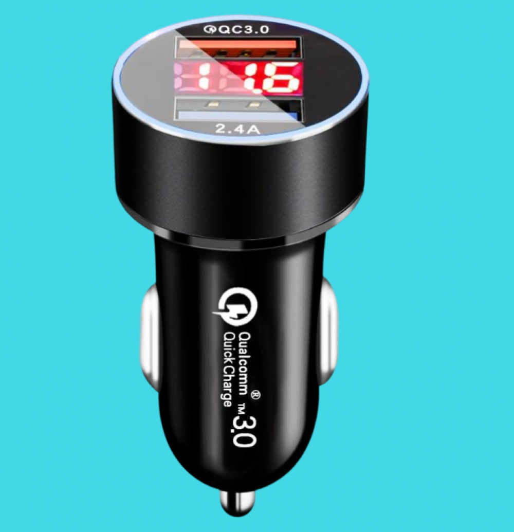 Ein schwarzes Autoladegerät mit zwei USB-Anschlüssen und einem digitalen Display mit 1,6. Quick Charge 3.0 ist angegeben.