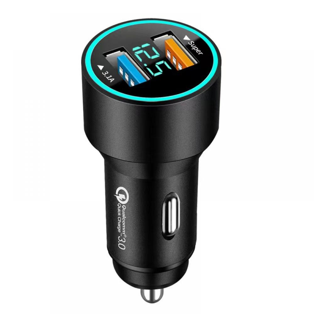 Ein schwarzes Autoladegerät mit zwei USB-Anschlüssen und einem digitalen Display mit 2,5. Quick Charge 3.0 ist angegeben.