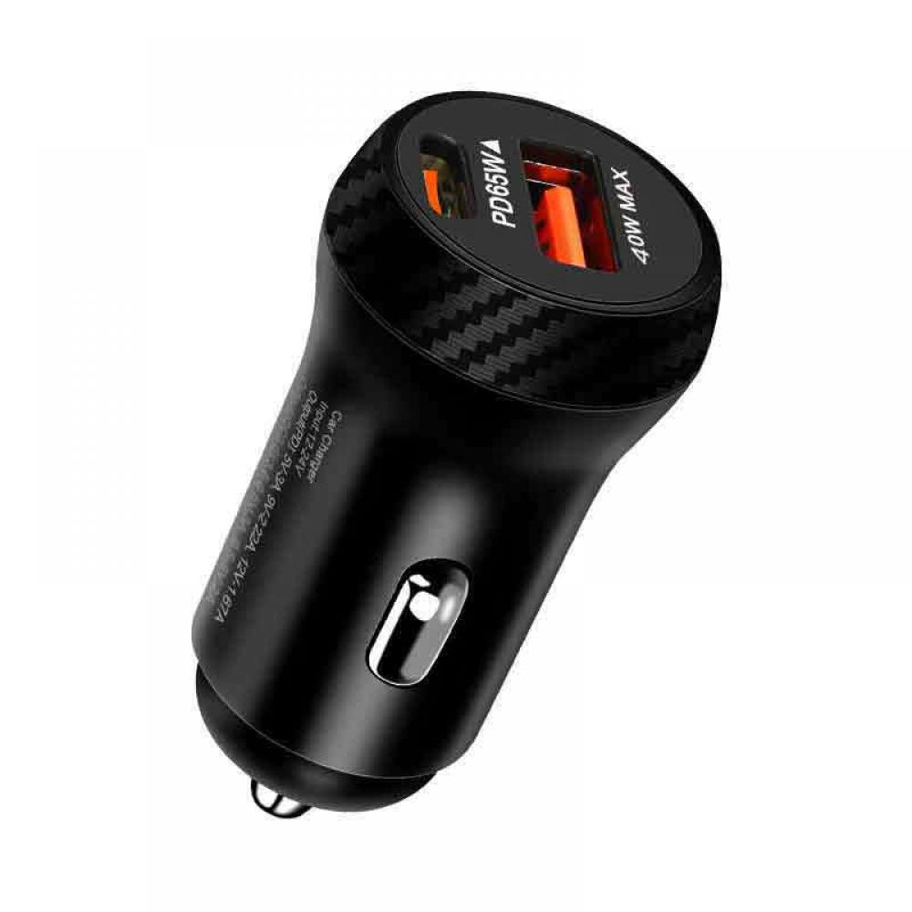 Ein schwarzes Autoladegerät mit Text PD65W und 40W MAX. Es hat ein Carbonfaser-Design an der Seite.