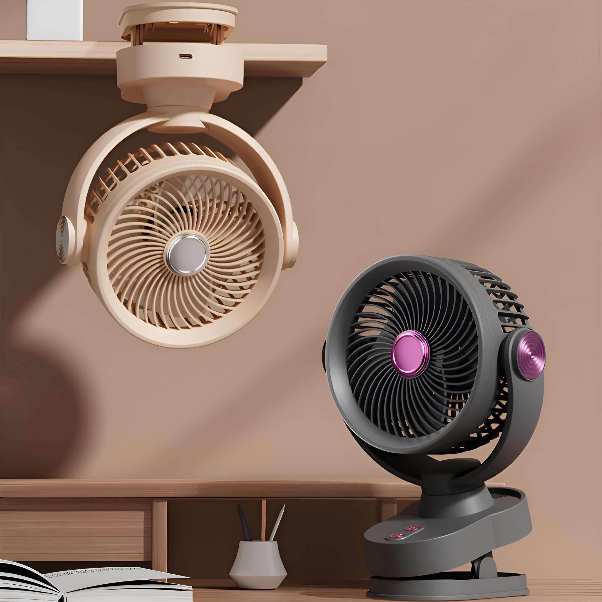 Zwei Ventilatoren, einer beige und einer grau, stehen auf einem Schreibtisch. Der beige Ventilator hängt. Hintergrund ist ein Schreibtisch und eine Wand.